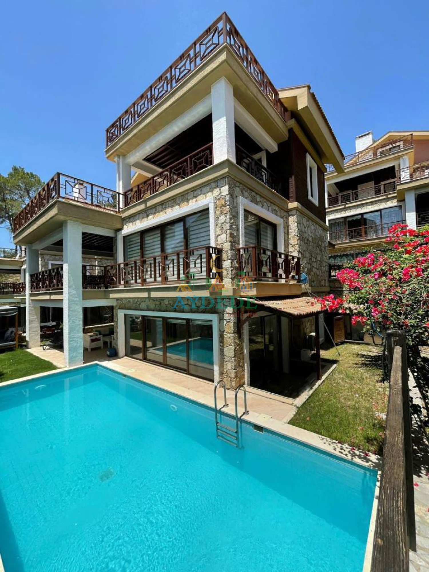 1. Villa Eleas’ın özel havuzlu dış cephe görünümü; Fethiye Göcek’te doğayla iç içe, geniş aile ve arkadaş gruplarına uygun 4+1 müstakil villa.
