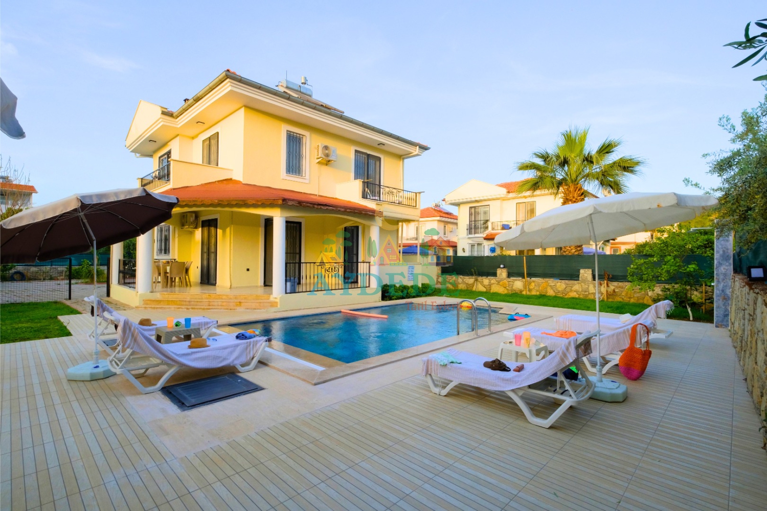 Villa Beta Fethiye Çiftlik’te korunaklı özel yüzme havuzu, geniş bahçesi ve dubleks mimarisiyle ailelere uygun tatil villası görünümü.