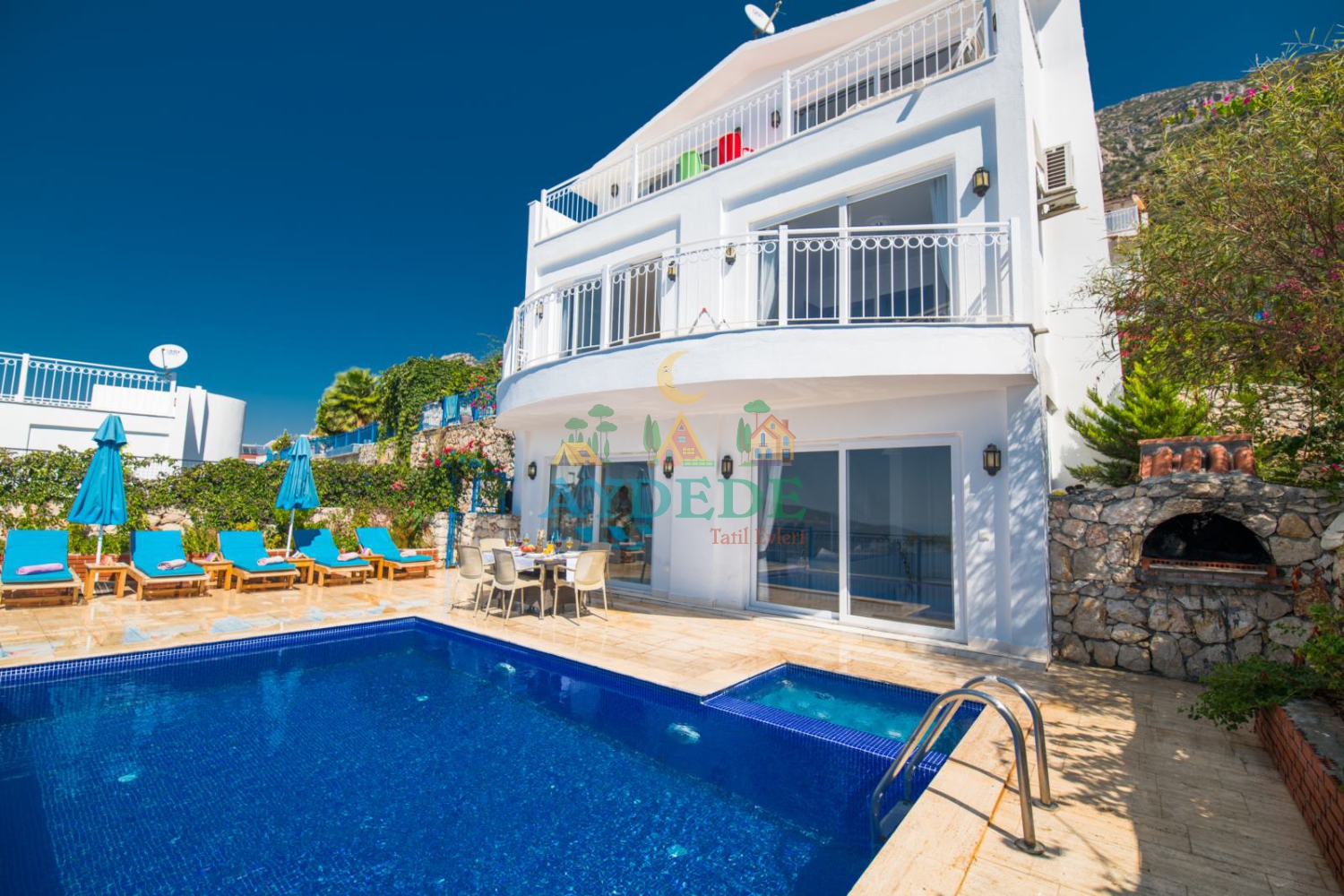 Villa Veronica Kalkan Kördere’de deniz manzaralı özel yüzme havuzu, geniş terası ve modern villa mimarisiyle konforlu bir tatil sunmaktadır.
