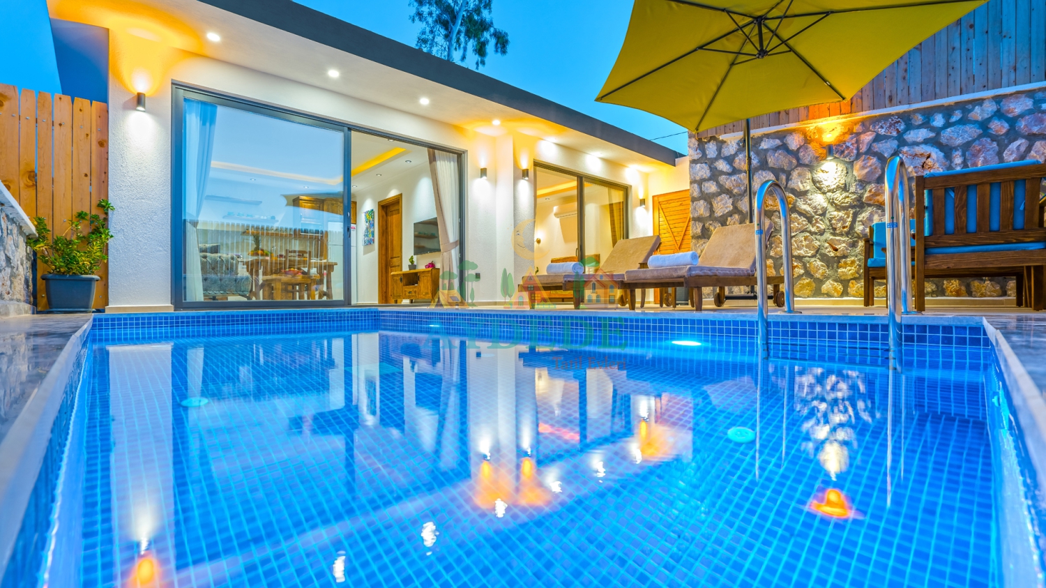 Kaş Kalkan Ordu mevkiinde yer alan balayı villası Villa Lion 2'nin masmavi suları, şezlong alanı ve dış cephe görünümü.