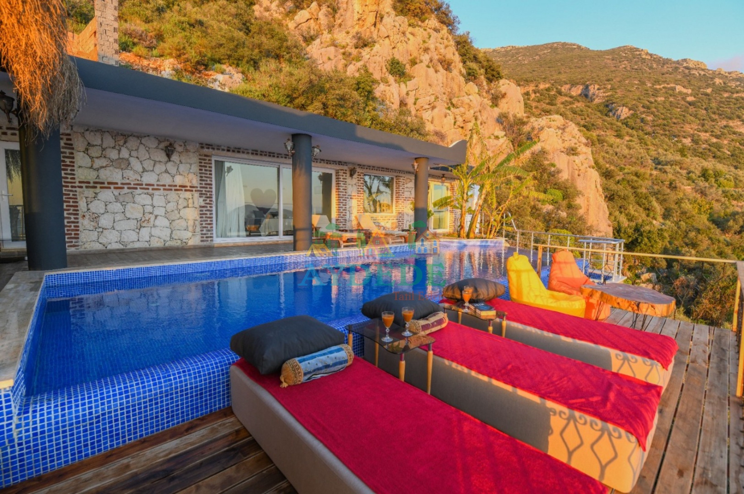 Kalkan Akbel mevkiinde yer alan, kesintisiz deniz ve doğa manzaralı, özel yüzme havuzlu lüks Villa Samuel dış görünüşü.