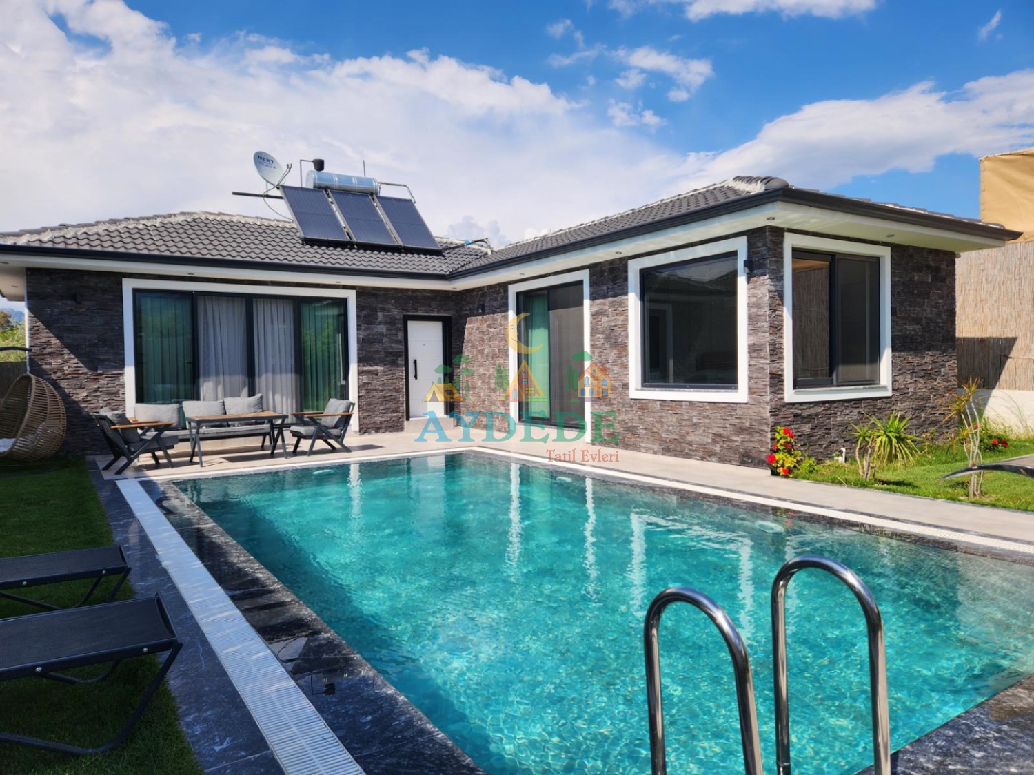 Foto 1-3: Fethiye Merkez Villa Dilber özel yüzme havuzu ve güneşlenme terası genel görünümü