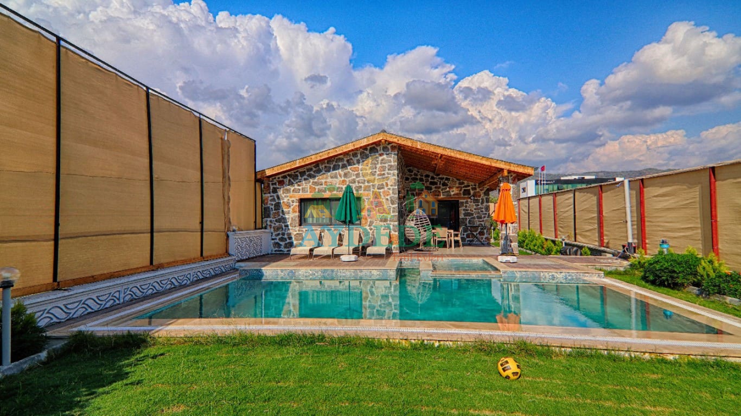 Fethiye Kargı’da taş mimarili özel havuzlu kiralık villa avlu 3 dış görünüm