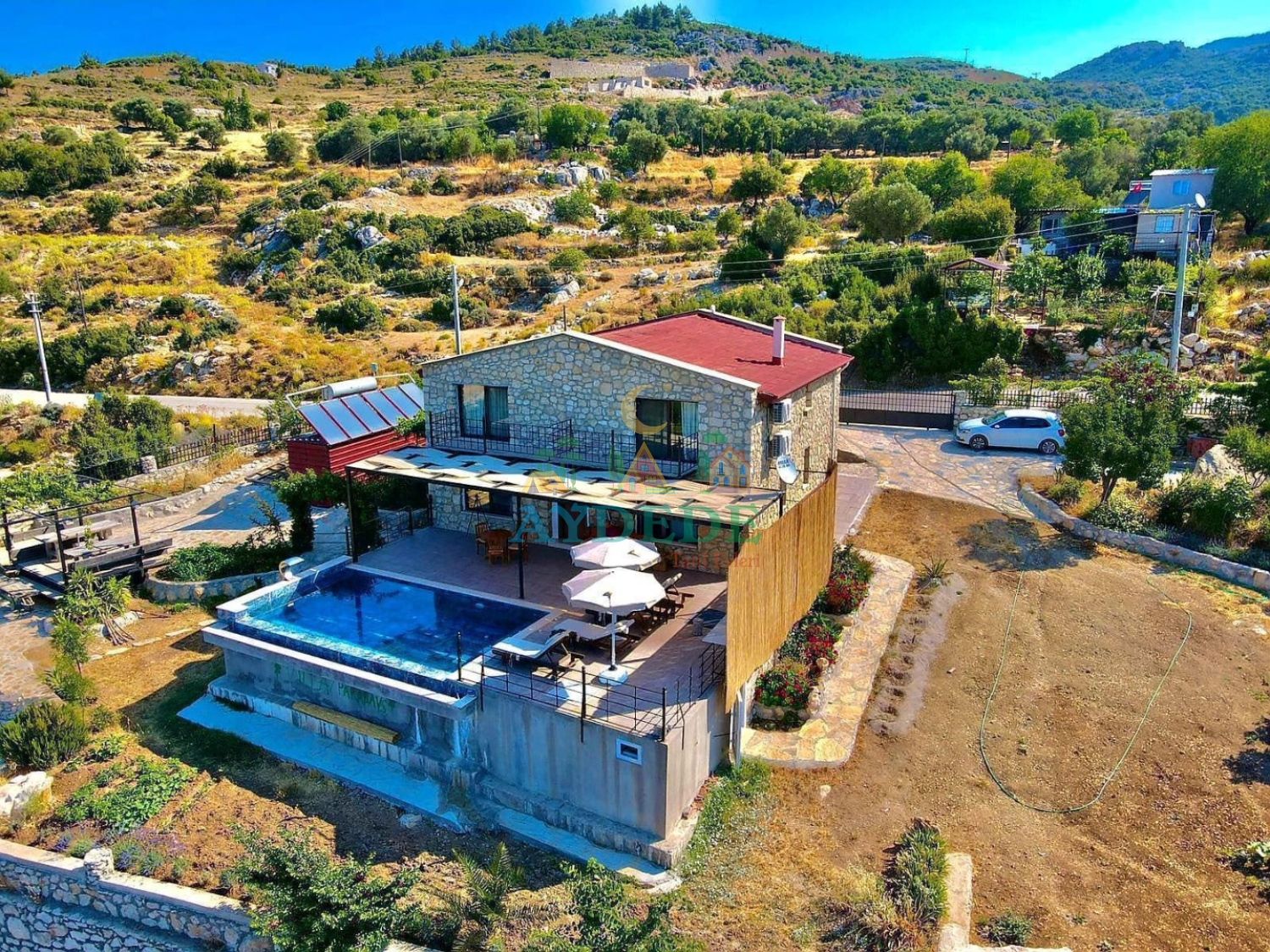 Fethiye'de Doğa içinde konumlanan özel havuzlu lüks villa bulut genel görünümü