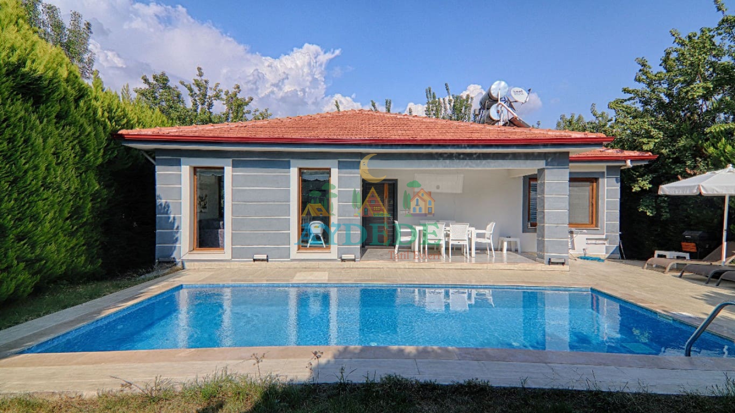 Fethiye Kargı’da özel havuzlu modern villa dış görünümü, geniş bahçe ve güneşlenme alanı Avlu