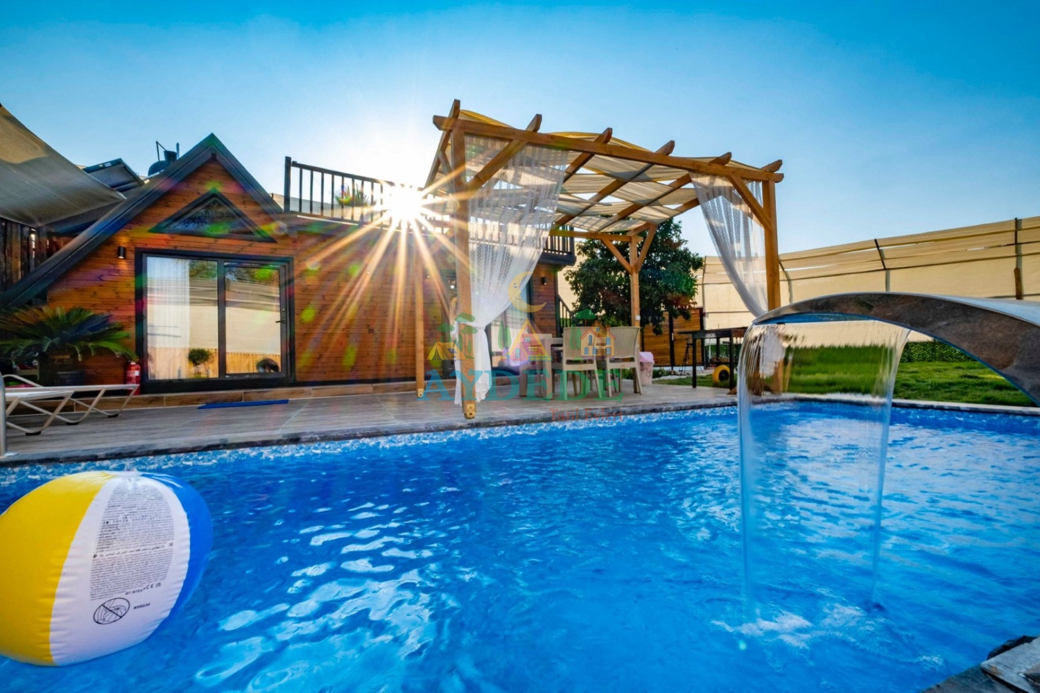 Seydikemer Çobanlar’da Villa İlkay 5 özel havuzlu bahçe ve pergole alanı