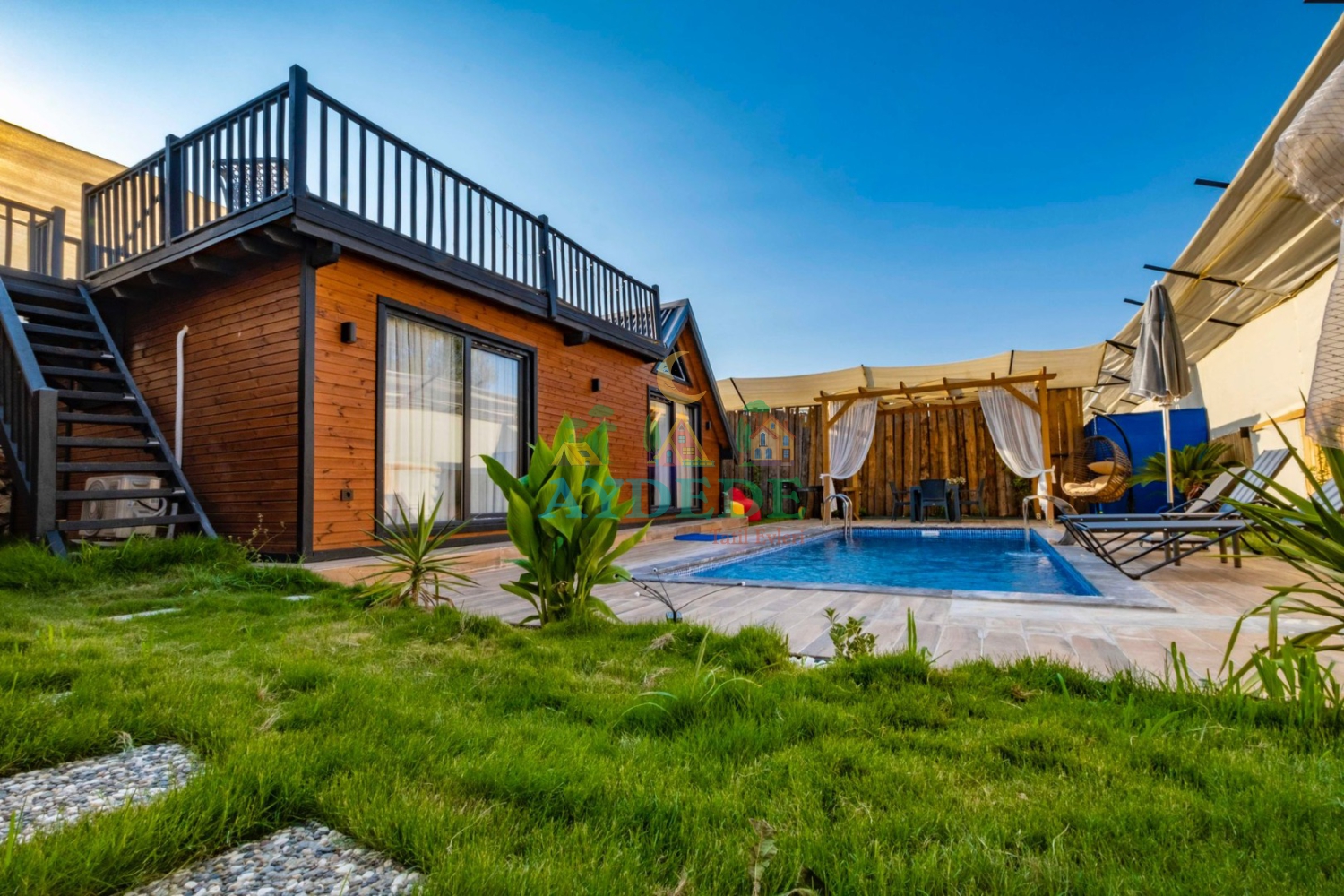 Seydikemer Çobanlar’da Villa İlkay 6 dış görünüm, özel havuzlu kiralık villa ve geniş bahçe alanı