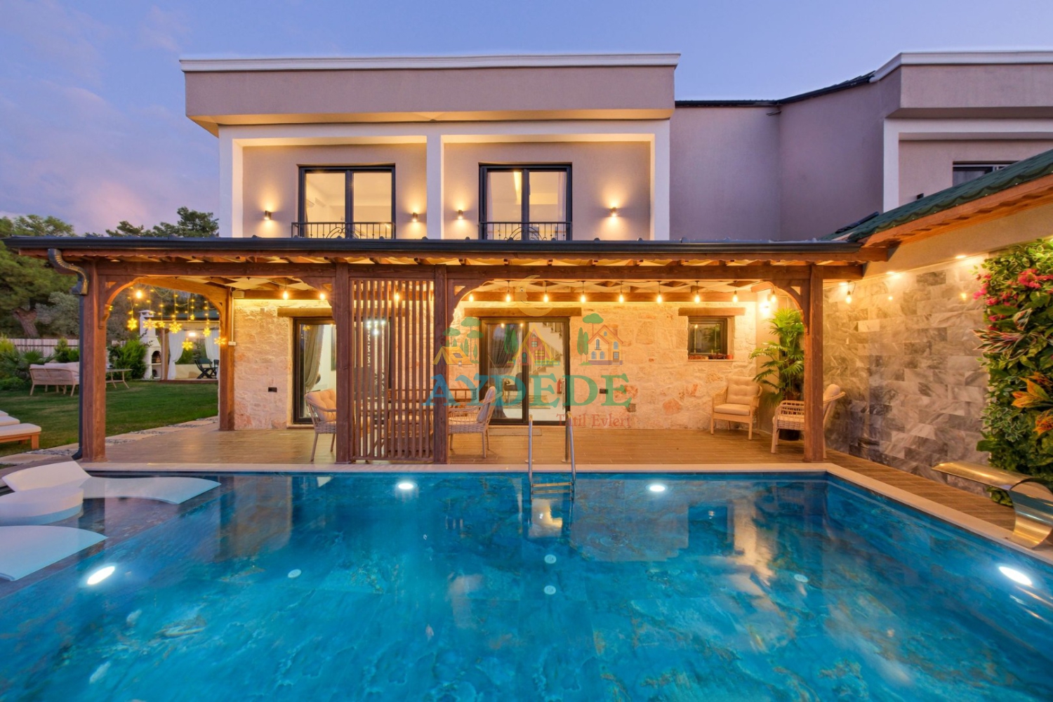 Muğla’da özel havuzlu lüks tatil deneyimi sunan Villa Sinem dış cephe ve havuz manzarası