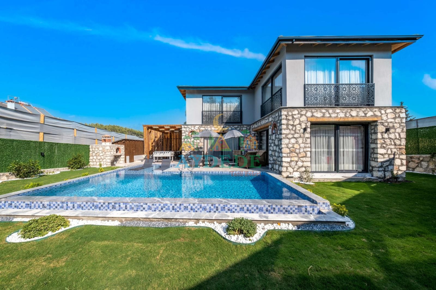 Villa İlkay 1 taş mimarili lüks villa ve özel havuz manzarası