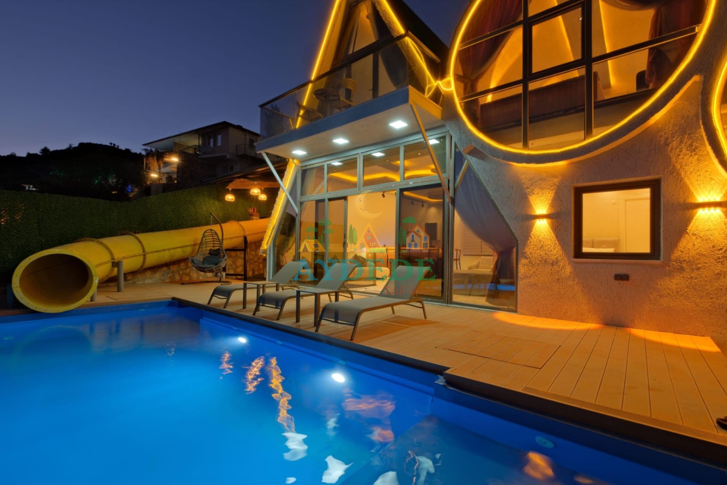 Villa Kokina Alınca’da deniz manzaralı lüks villa gece aydınlatmalı özel havuz