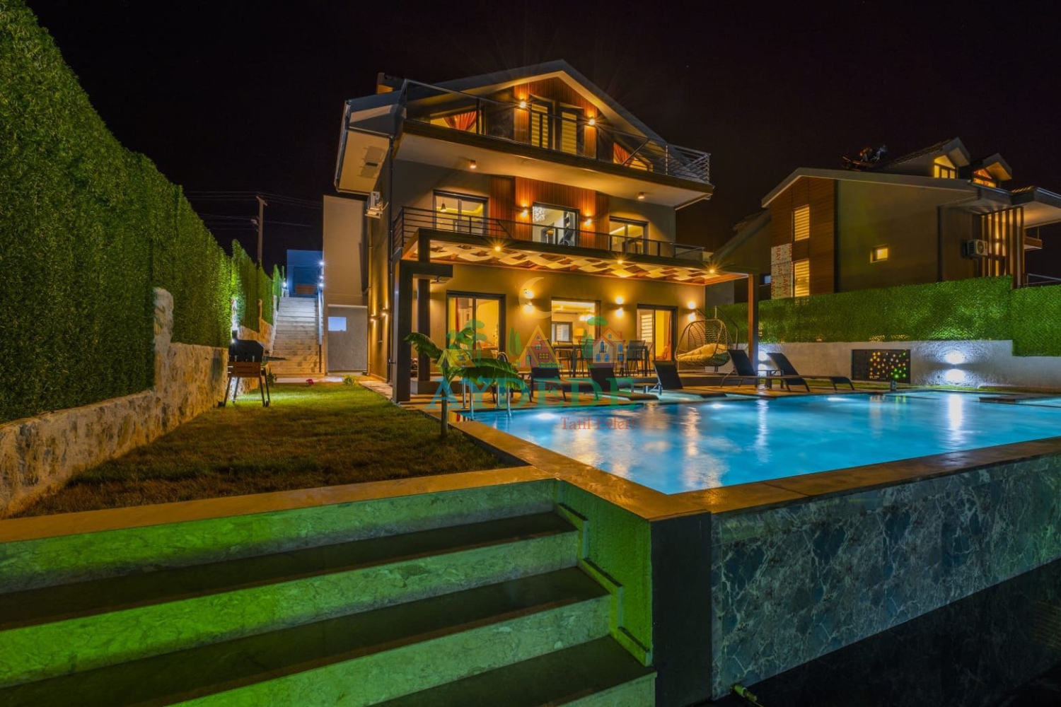 Villa Elvin 1 Fethiye Ovacık ta gece aydınlatmalı özel havuzlu lüks villa dış görünümü