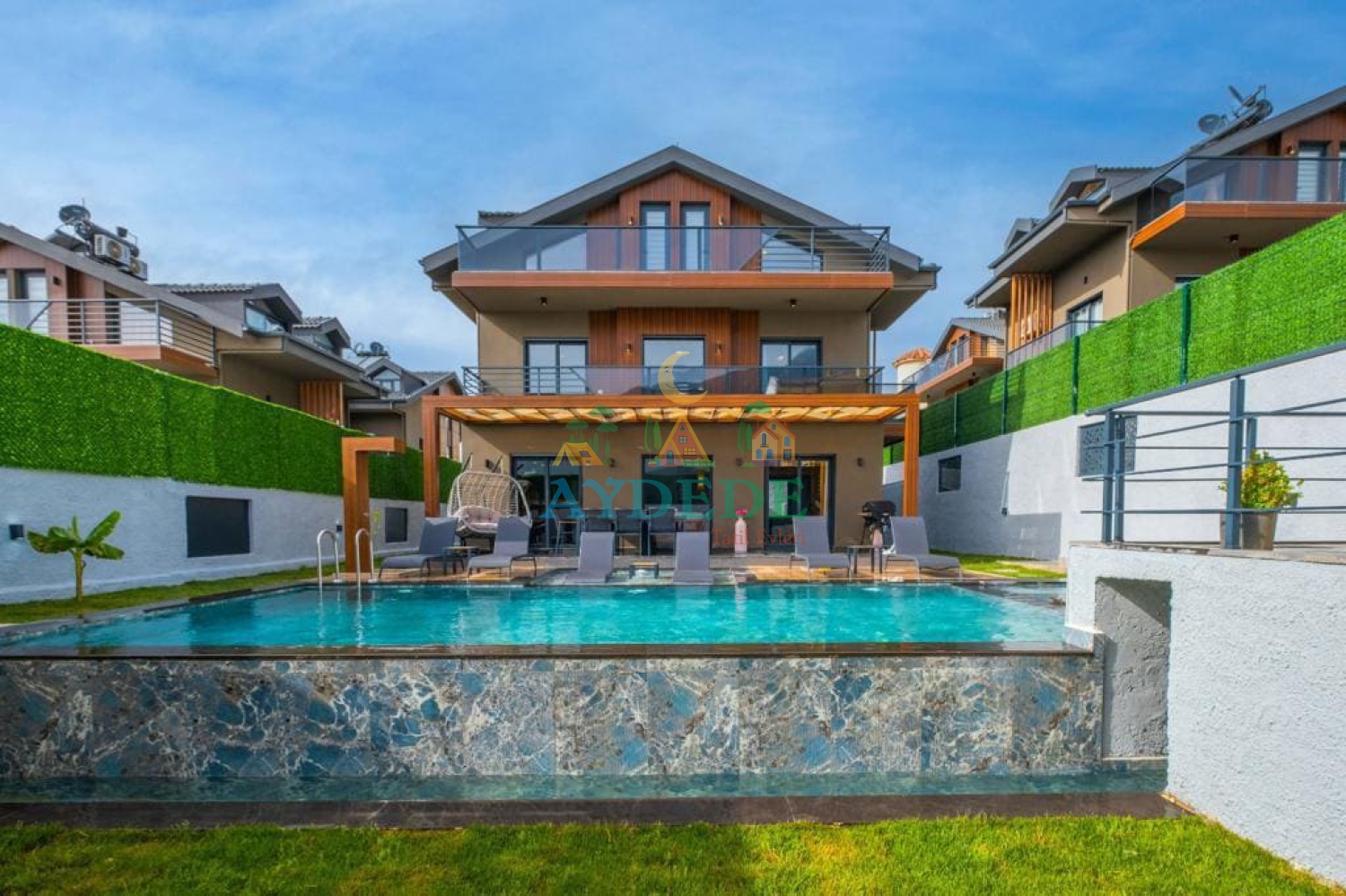 Villa Elvin 1 Fethiye Ovacık ta gece aydınlatmalı özel havuzlu lüks villa dış görünümü