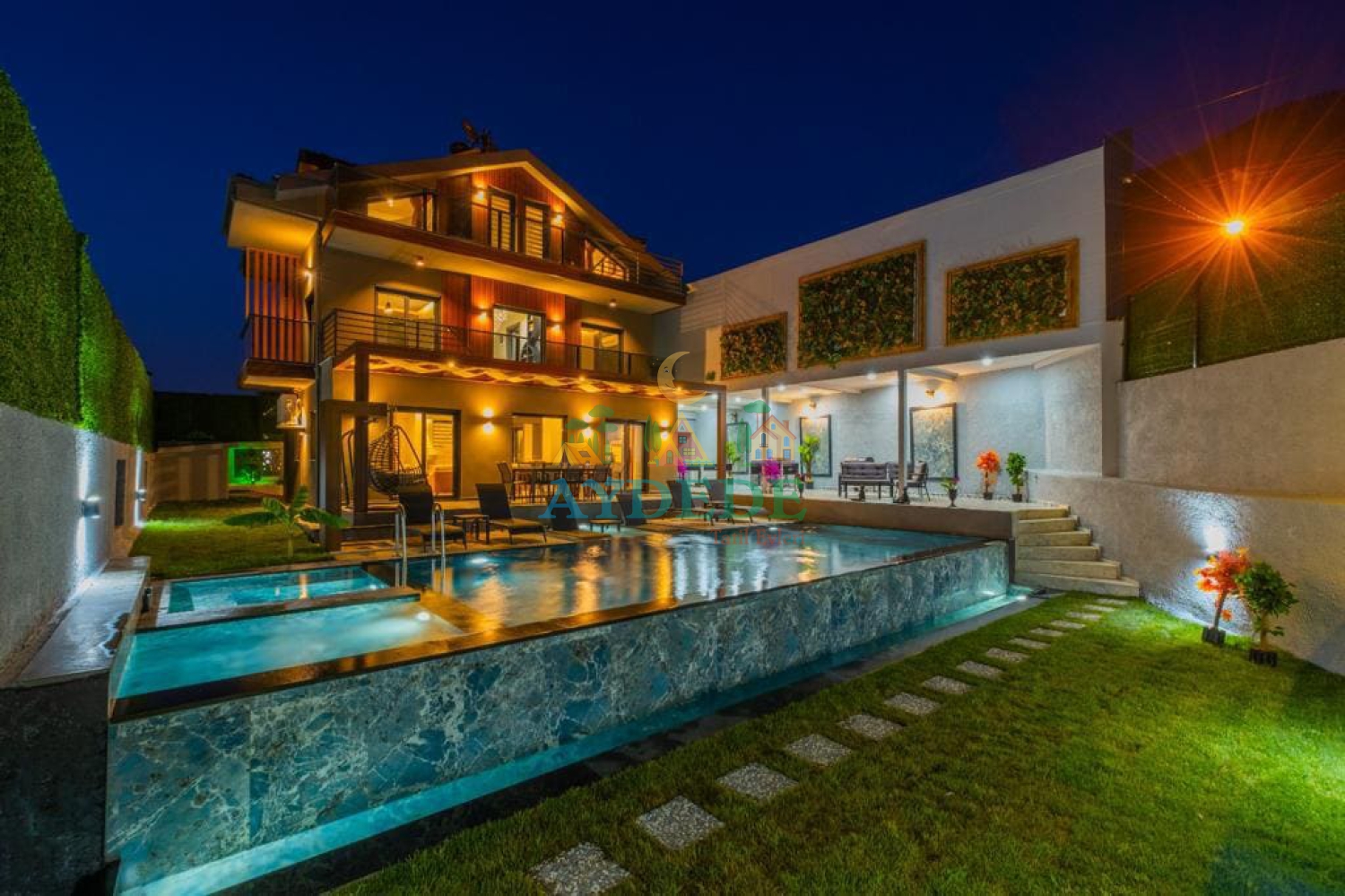 Villa Elvin 2 Fethiye Ovacık ta geniş bahçeli ve modern mimarili villa dış cephe görüntüsü