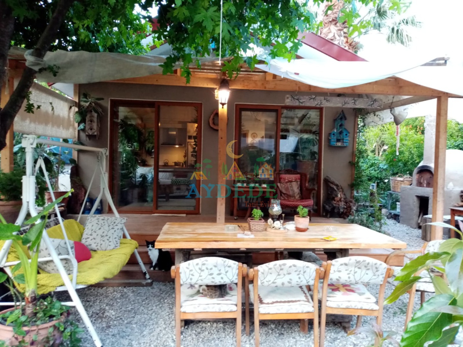 Villa Botanik’in İnlice’de doğa manzaralı bohem tasarımlı açık oturma ve yemek alanı görünümü