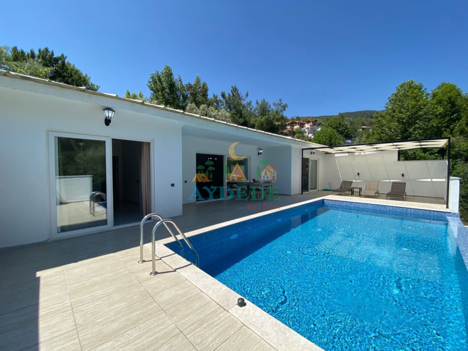 Villa Les’in Kalkan İslamlar’daki korunaklı özel yüzme havuzu ve modern villa dış görünümü