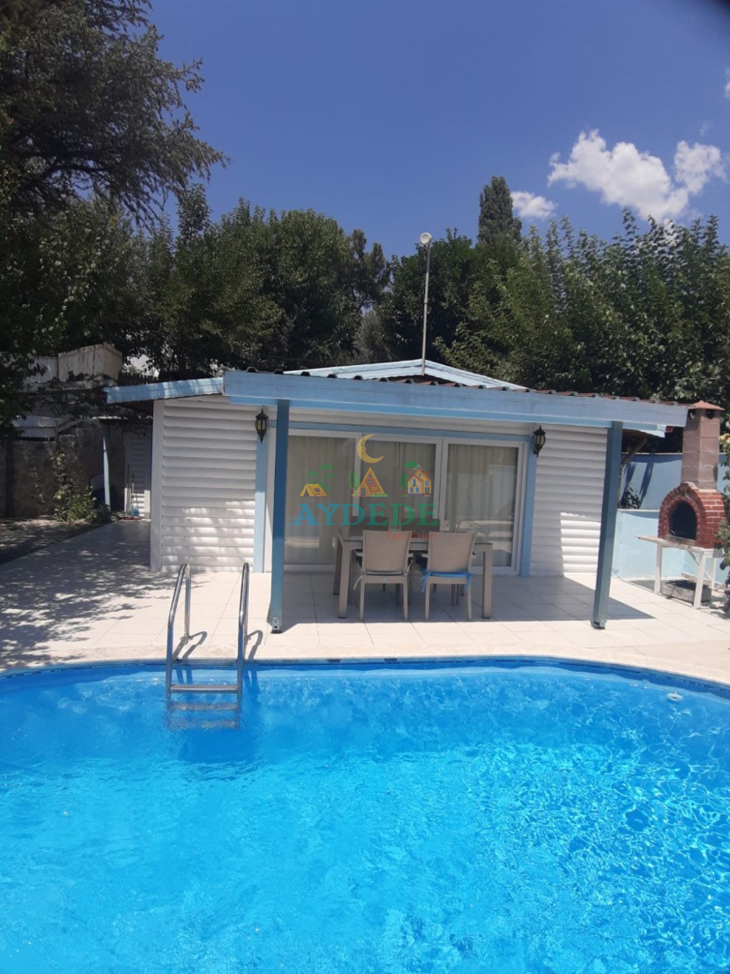 • Villa İsken’in korunaklı özel havuz alanından modern ve ferah görünüm – Kalkan İslamlar’da muhafazakâr villa tatili
