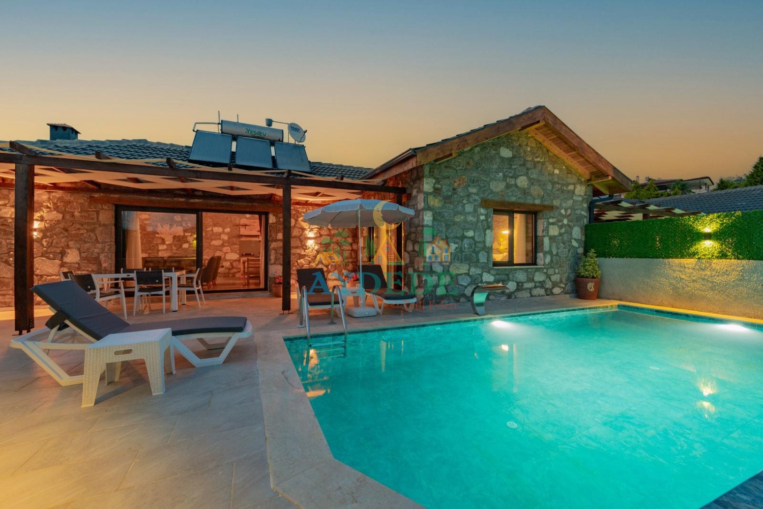 Fethiye Çiftlik’te Villa Öz 3’ün akşam ışıklandırmalı havuz alanı