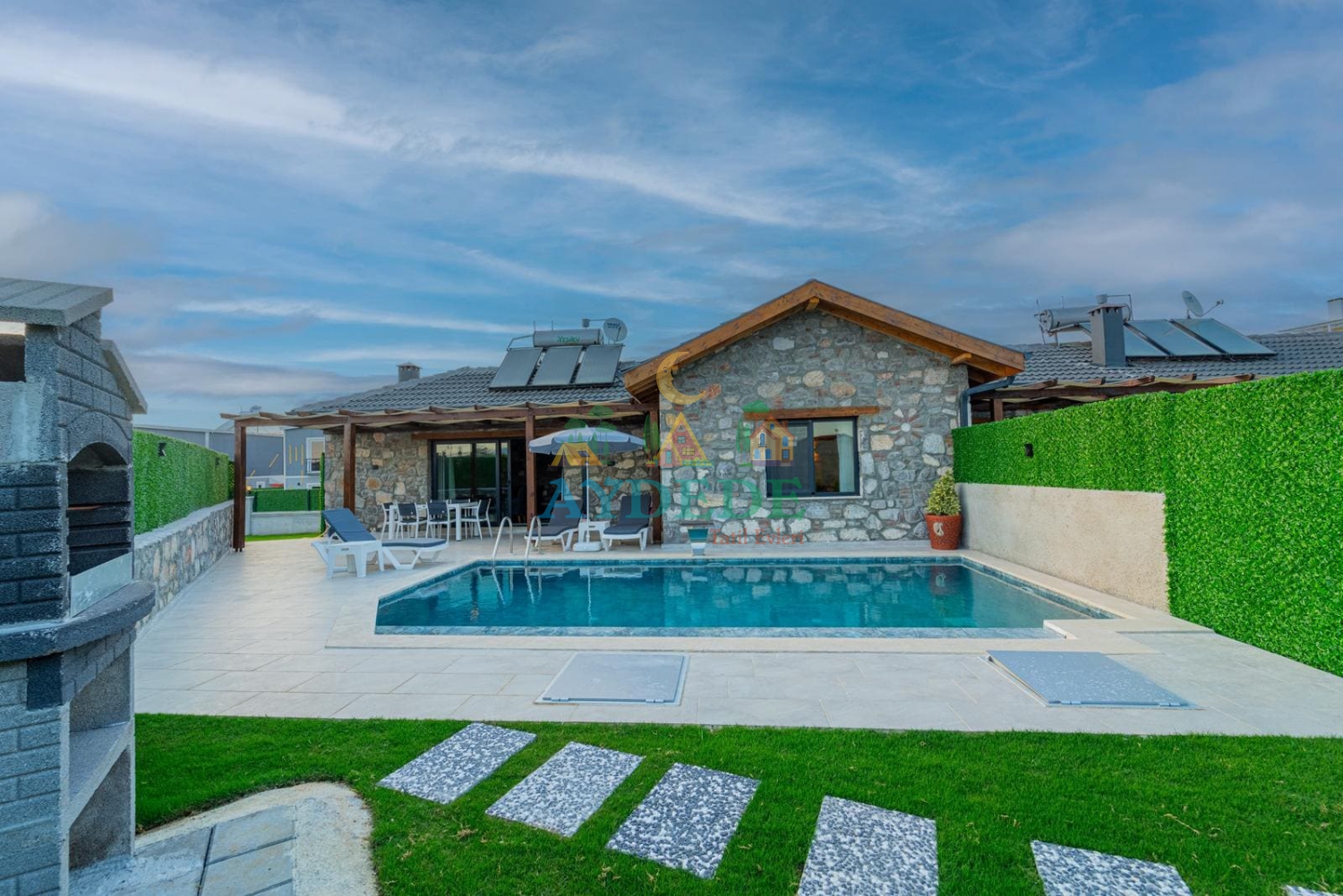 Fethiye Çiftlik’te bulunan Villa Öz 3’ün özel havuzlu taş villa dış görünümü