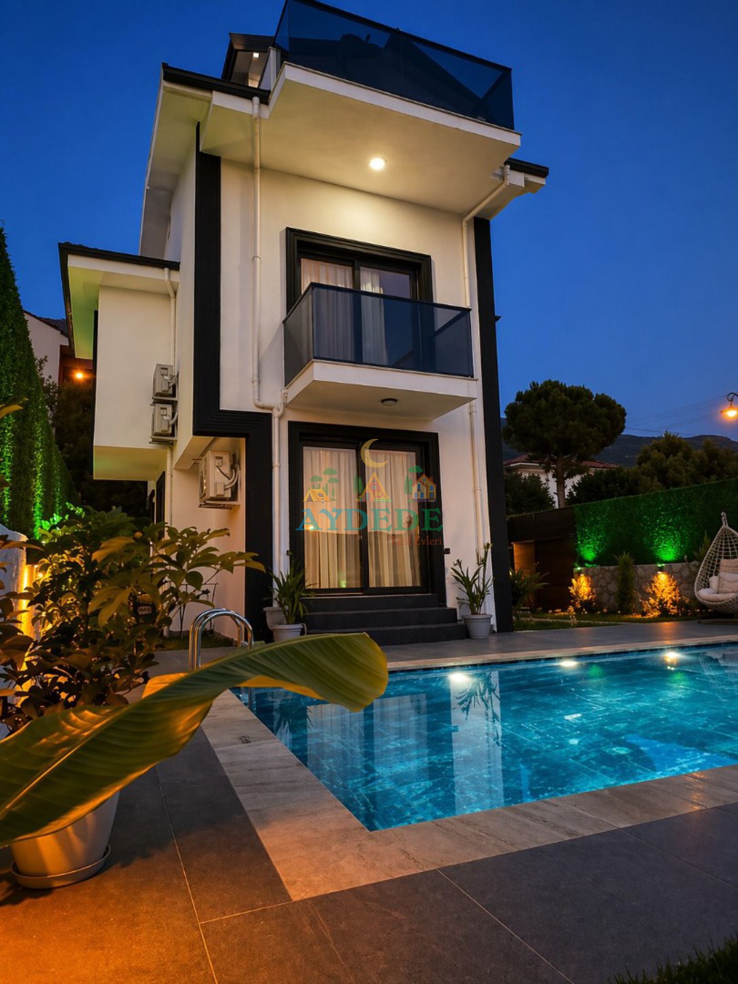 Villa Ekvator 2 Fethiye Ovacık’ta gece ışıklandırmalı özel havuzlu modern villa görünümü
