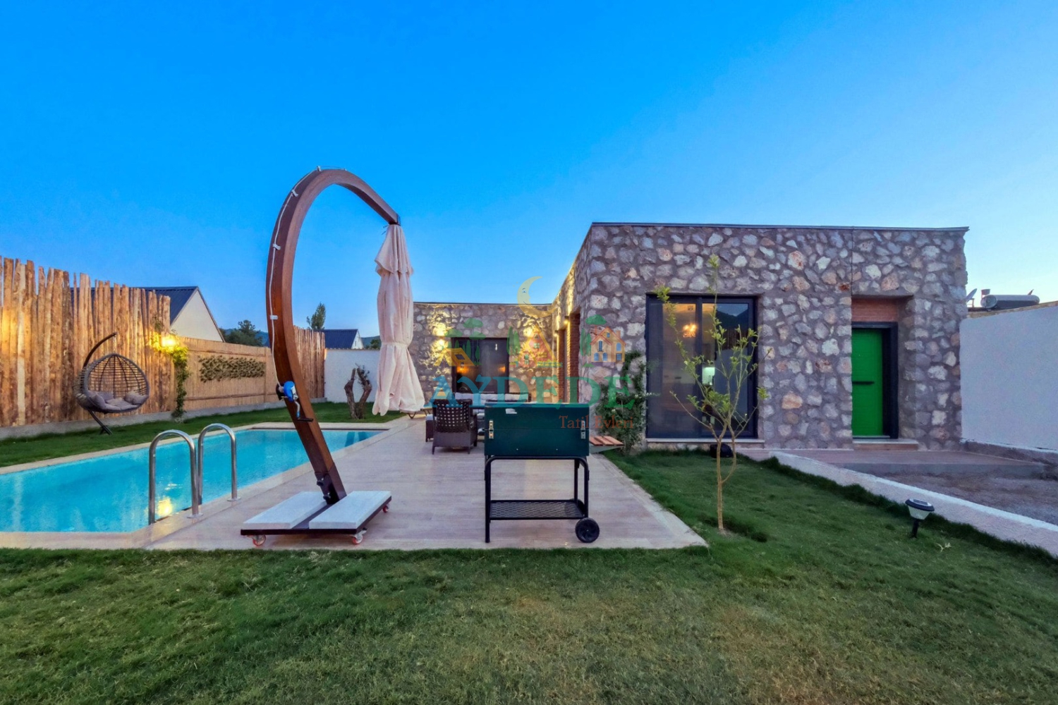 Villa Honey 1’in korunaklı özel havuzu ve modern bahçe alanı, Fethiye Yeşilüzümlü’de huzurlu balayı tatili sunmaktadır.