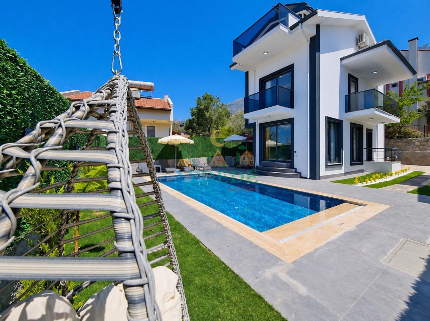 Villa Ekvator 1 Fethiye Ovacık’ta özel havuzlu modern villa dış görünümü ve geniş bahçe alanı