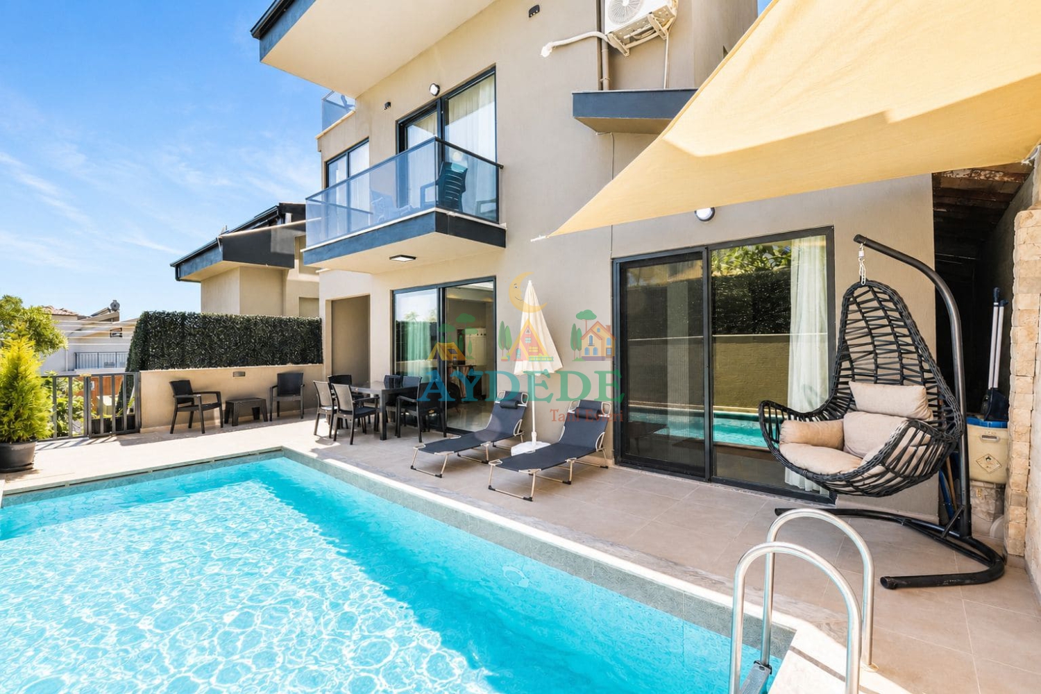 Modern mimarisi ve özel yüzme havuzuyla dikkat çeken Villa Ares’in geniş bahçe alanından dış cephe görünümü – Fethiye Kargı kiralık villa seçenekleri arasında öne çıkmaktadır.