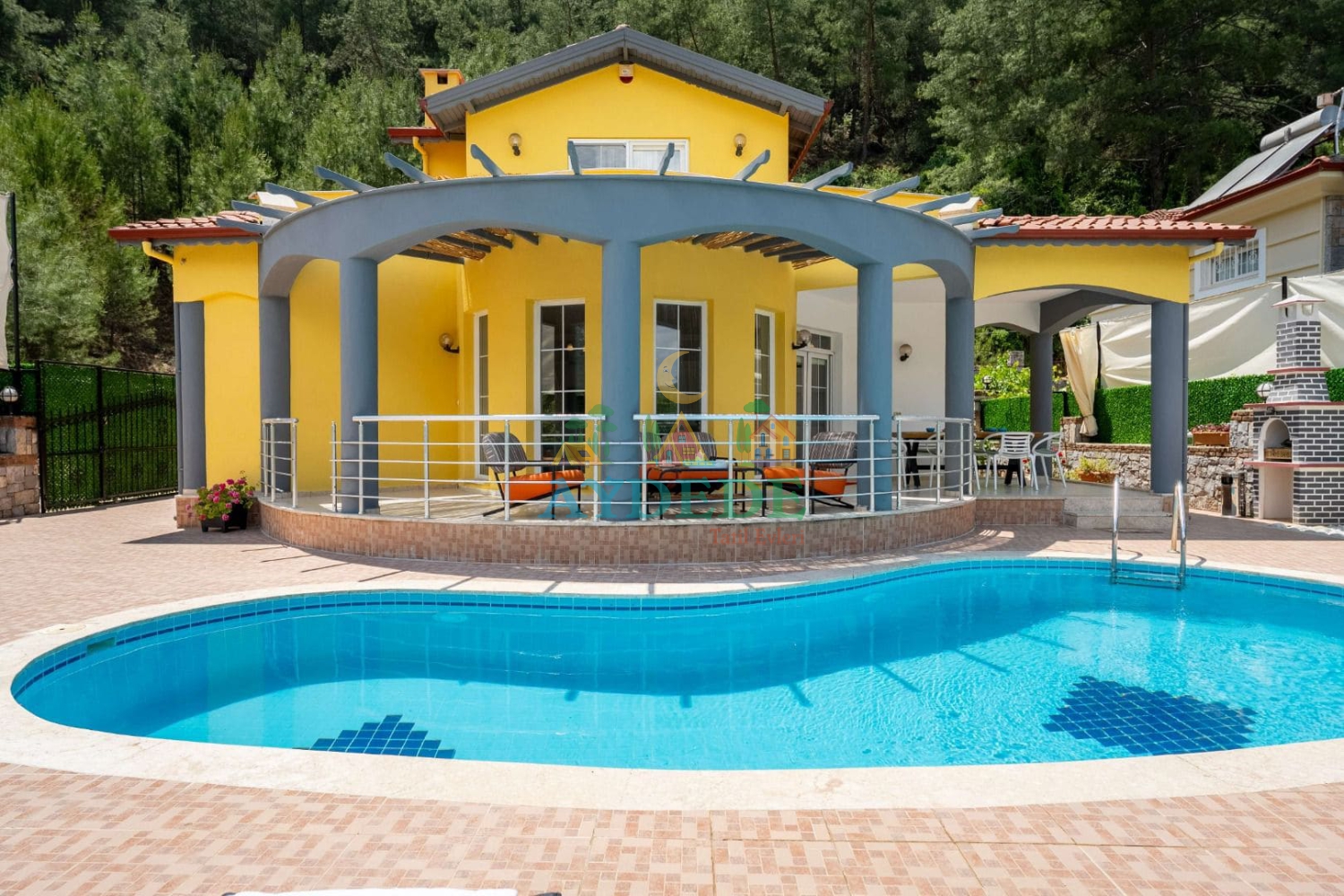 • Fethiye Yeşilüzümlü’de özel havuzlu muhafazakar Villa Semiz’in geniş bahçe ve ferah havuz alanından görünüm