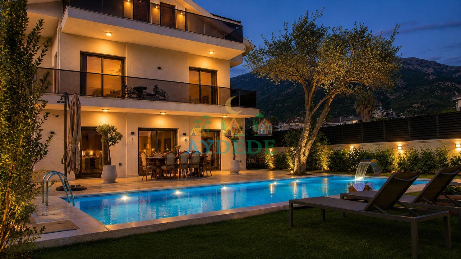 Villa Aura 2’nin akşam aydınlatmalarıyla öne çıkan özel yüzme havuzu ve modern mimariye sahip ultra lüks dış cephe görünümü.