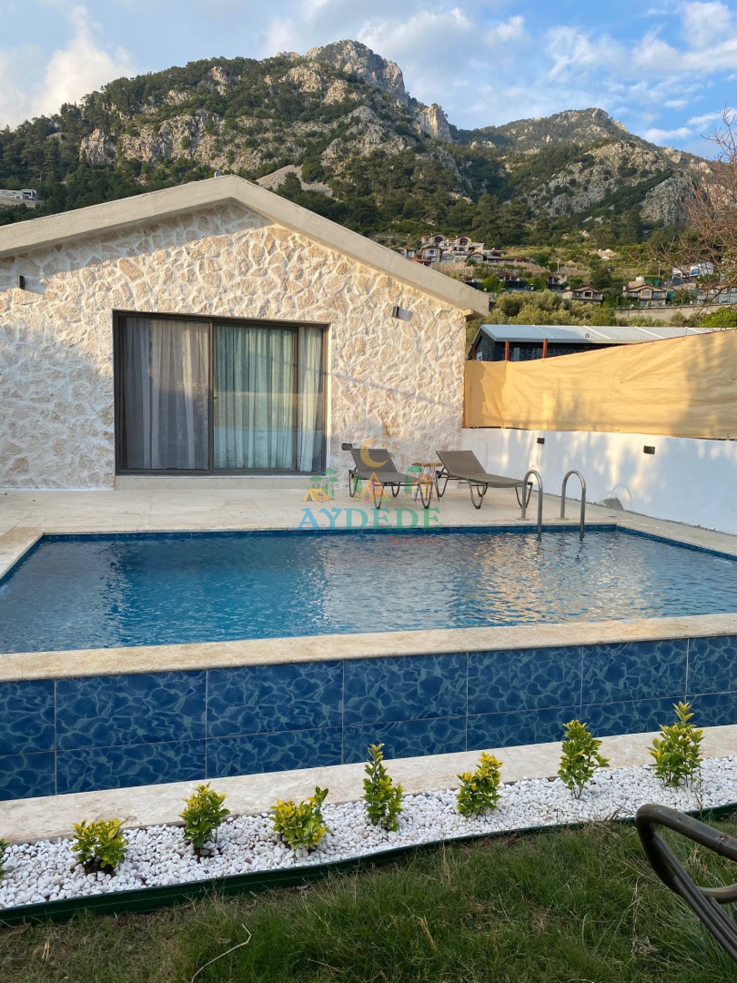 Villa Derina’nın özel havuzlu dış cephesi ve modern taş mimarisiyle Fethiye Faralya Kirme’de huzurlu tatil deneyimi