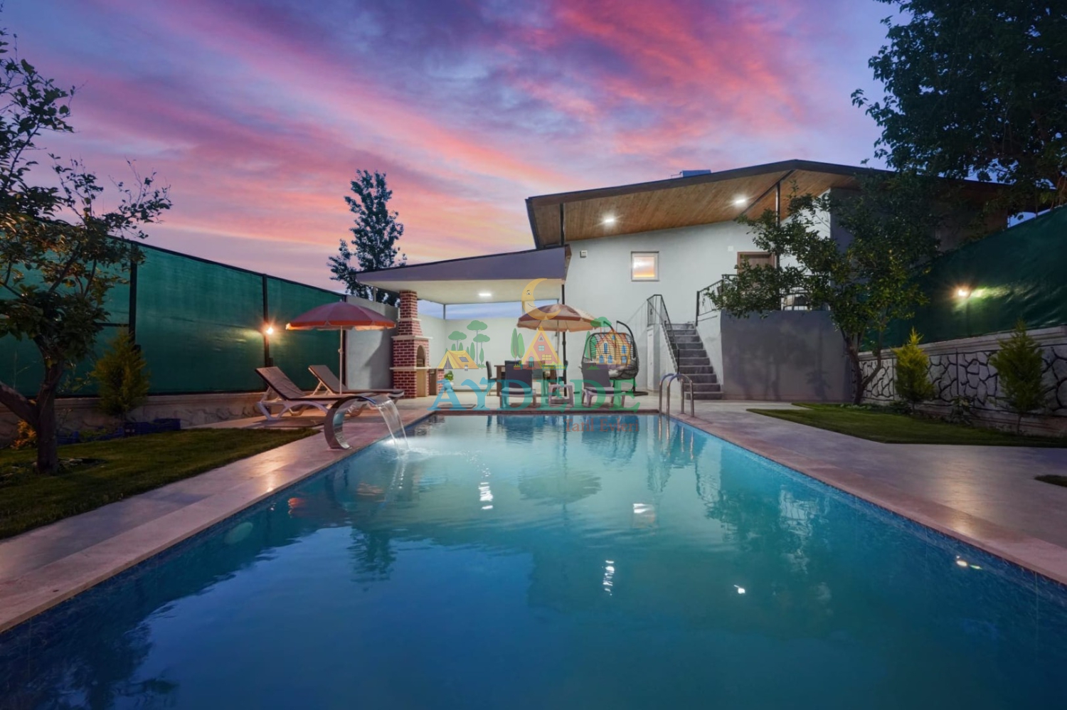 Villa Mentol’un korunaklı özel havuzlu bahçe alanı ve gün batımı manzarasıyla huzurlu tatil atmosferi.