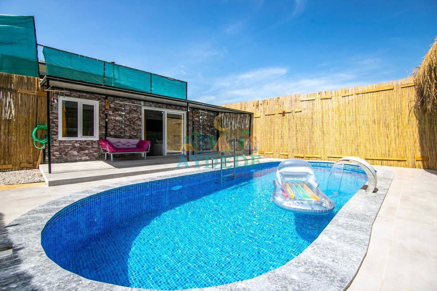 Villa Çıtak’ın korunaklı özel havuzu ve geniş bahçe alanıyla huzurlu tatil atmosferi.
