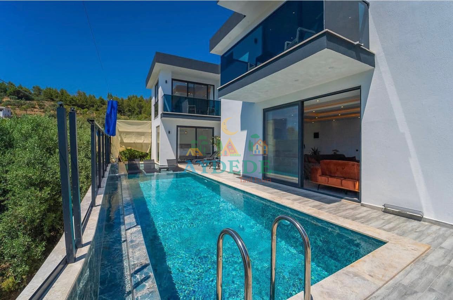 Villa Usta’nın korunaklı özel havuzu ve modern mimarisiyle Kalkan’da lüks tatil deneyimi.