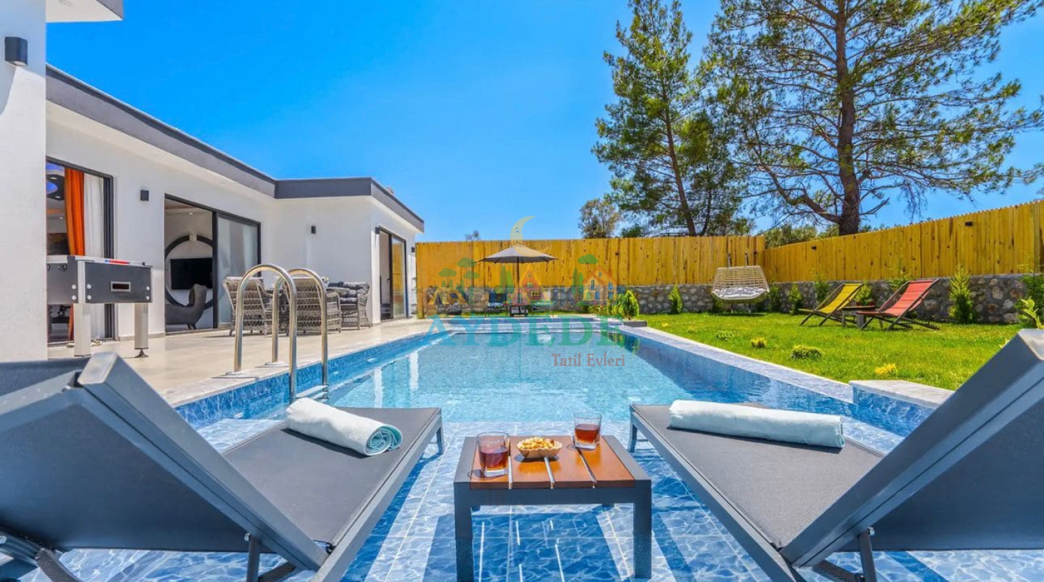Villa Leman’ın özel yüzme havuzu ve geniş bahçesiyle muhafazakar ailelere özel konforlu tatil imkanı sunduğu dış alan görünümü.