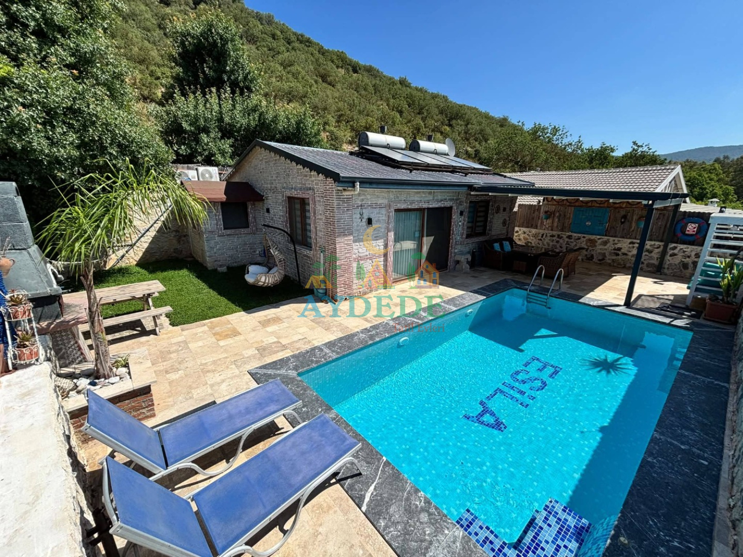 Villa Facer 3’ün özel yüzme havuzu ve taş mimarili dış cephesi. Fethiye Kayaköy’de muhafazakar villa tatili için ideal bir seçenektir.