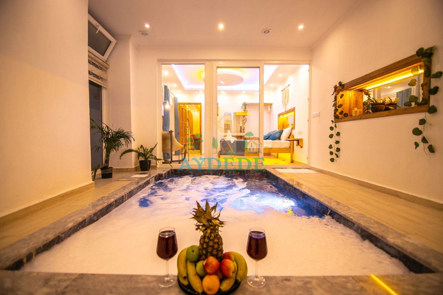Mahrem Tatil Evi’nin ücretli ısıtmalı kapalı havuzu, yılın her döneminde konforlu ve keyifli bir tatil deneyimi sunmaktadır.