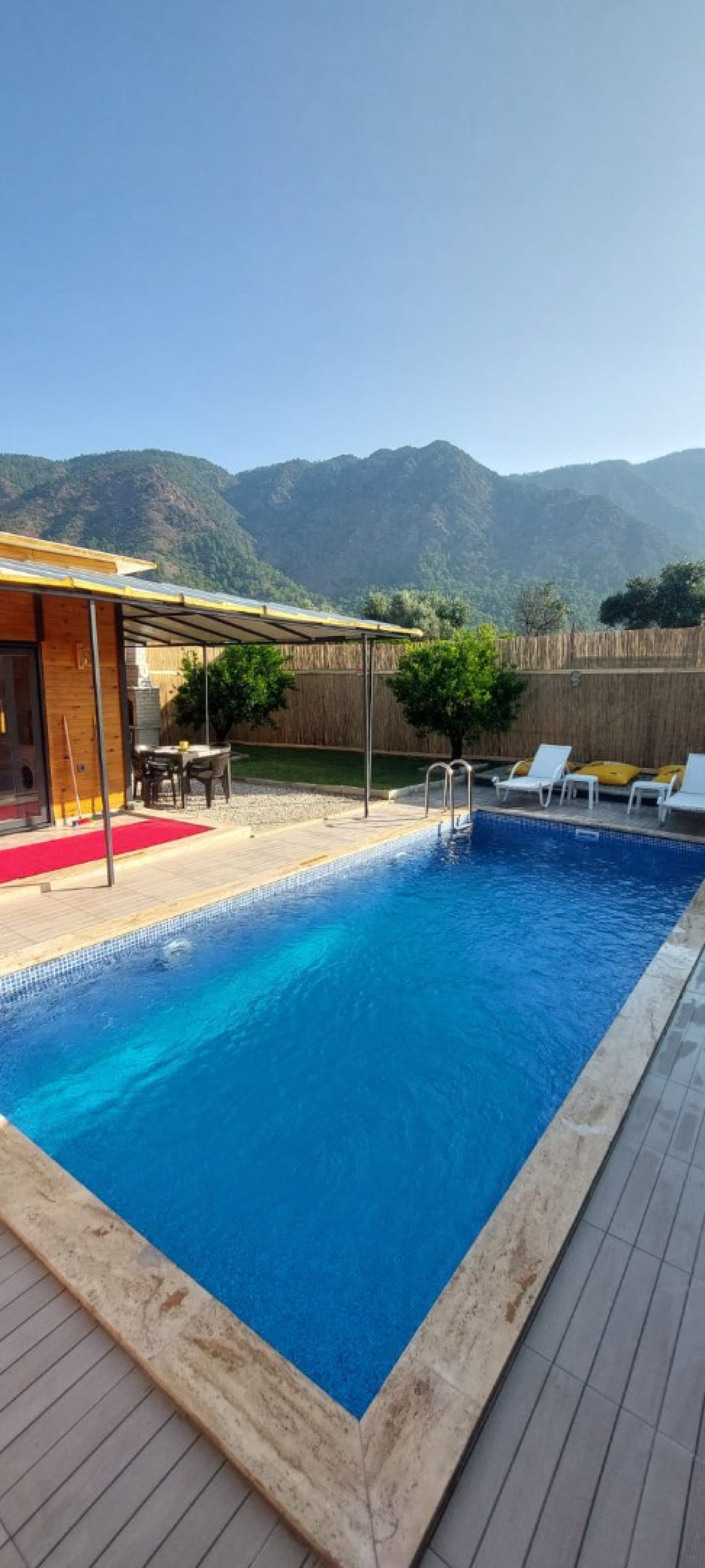 Doğa ve dağ manzarası eşliğinde konumlanan Villa Çıtak Duo’nun özel havuzu ve güneşlenme alanları. Çekirdek aileler için ideal bir tatil ortamı sunar.