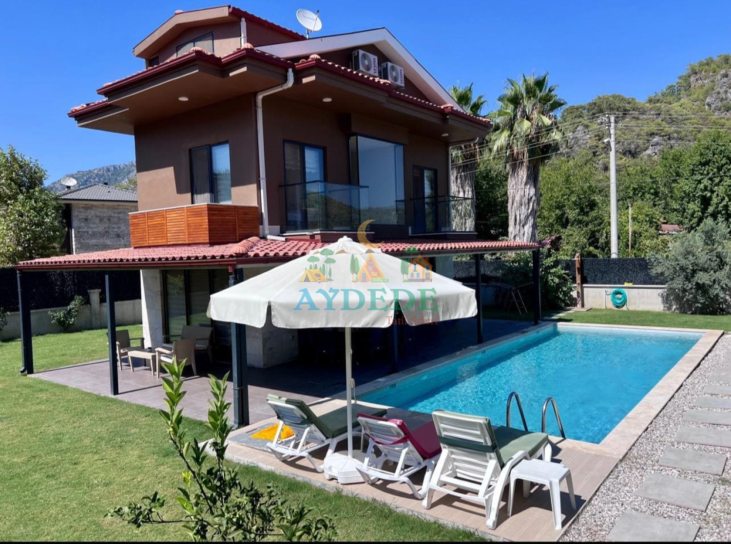 Göcek İnlice’de bulunan Villa Novaria’nın havuz ve bahçe manzaralı dış görünümü, doğayla iç içe lüks tatil deneyimi sunmaktadır.