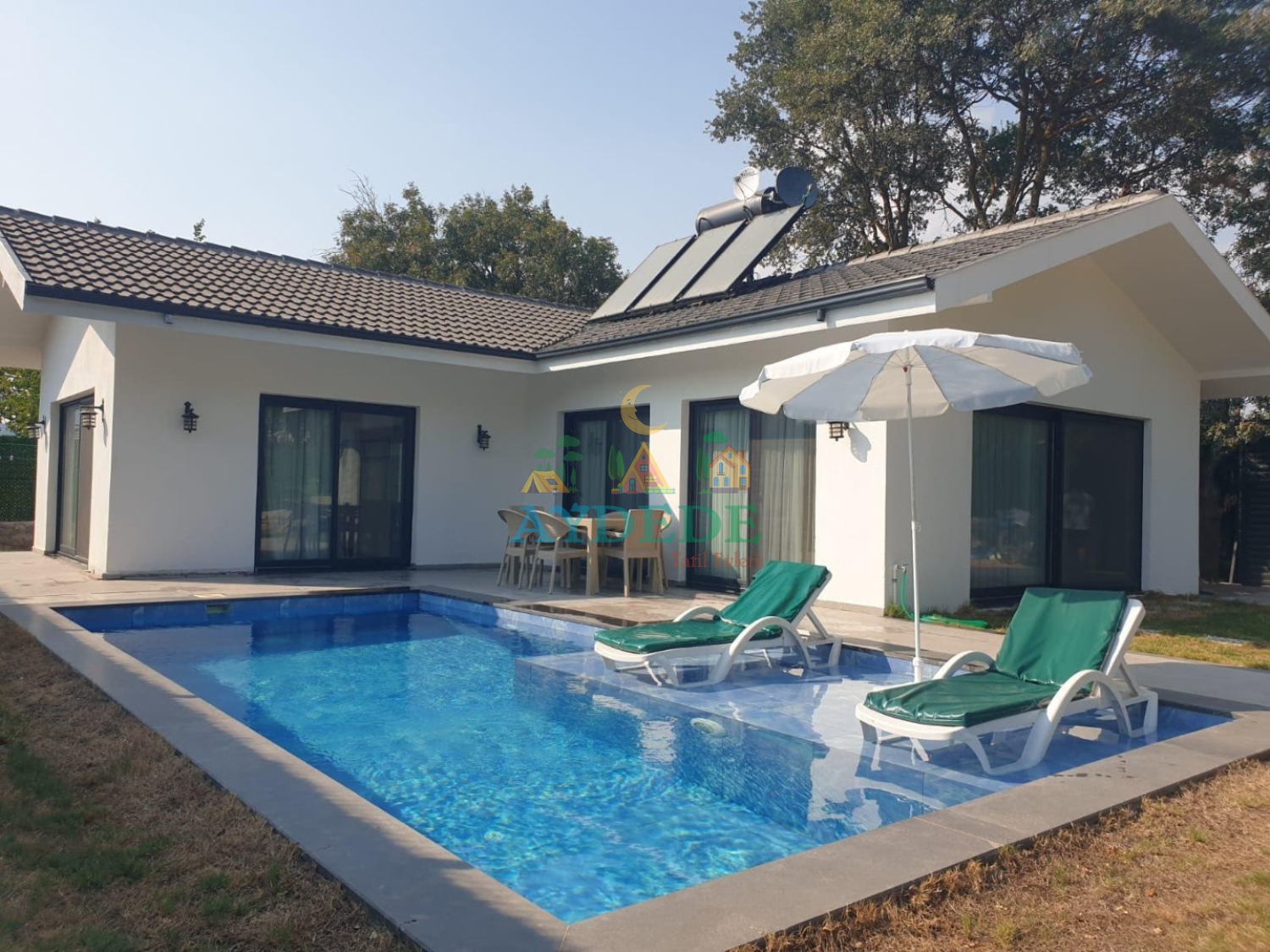 Villa Plane’in özel yüzme havuzu ve modern mimarisi, Ölüdeniz’e yakın konumda huzurlu bir villa tatili sunmaktadır.