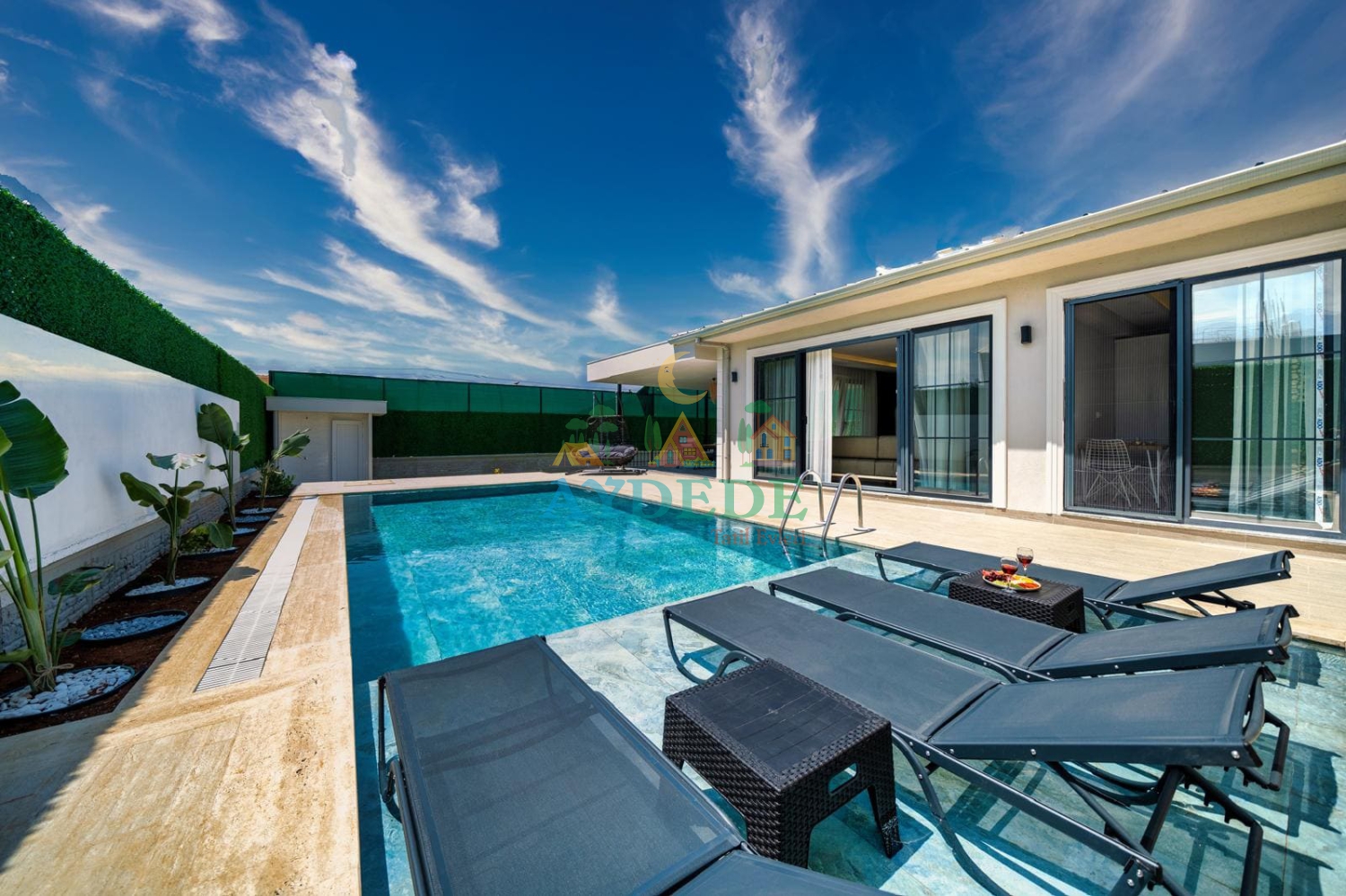 Villa Hira’nın korunaklı özel yüzme havuzu ve modern mimarisi, Seydikemer Çaltıözü’nde huzurlu ve konforlu bir villa tatili sunmaktadır.