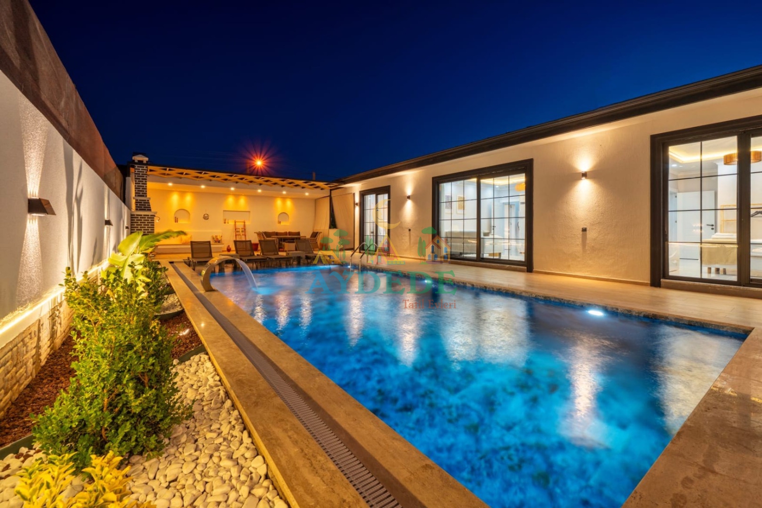 Villa Hira Duo’nun korunaklı özel yüzme havuzu ve modern mimarisi, Seydikemer Çaltıözü’nde huzurlu ve konforlu bir villa tatili sunmaktadır.