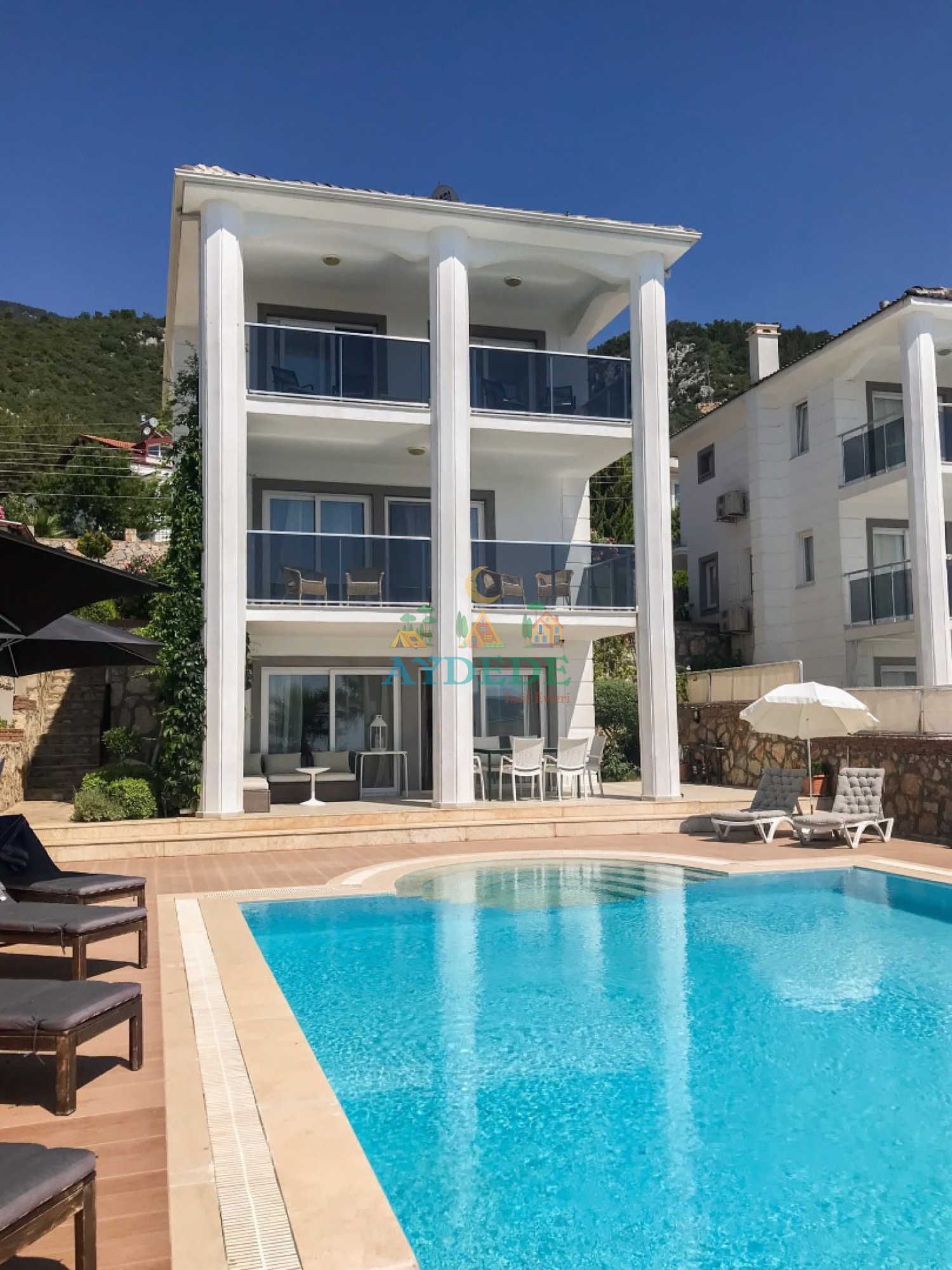 Rupso Villa’nın korunaklı özel yüzme havuzu ve modern mimarisi, Fethiye Ovacık’ta konforlu ve huzurlu bir villa tatili sunmaktadır.