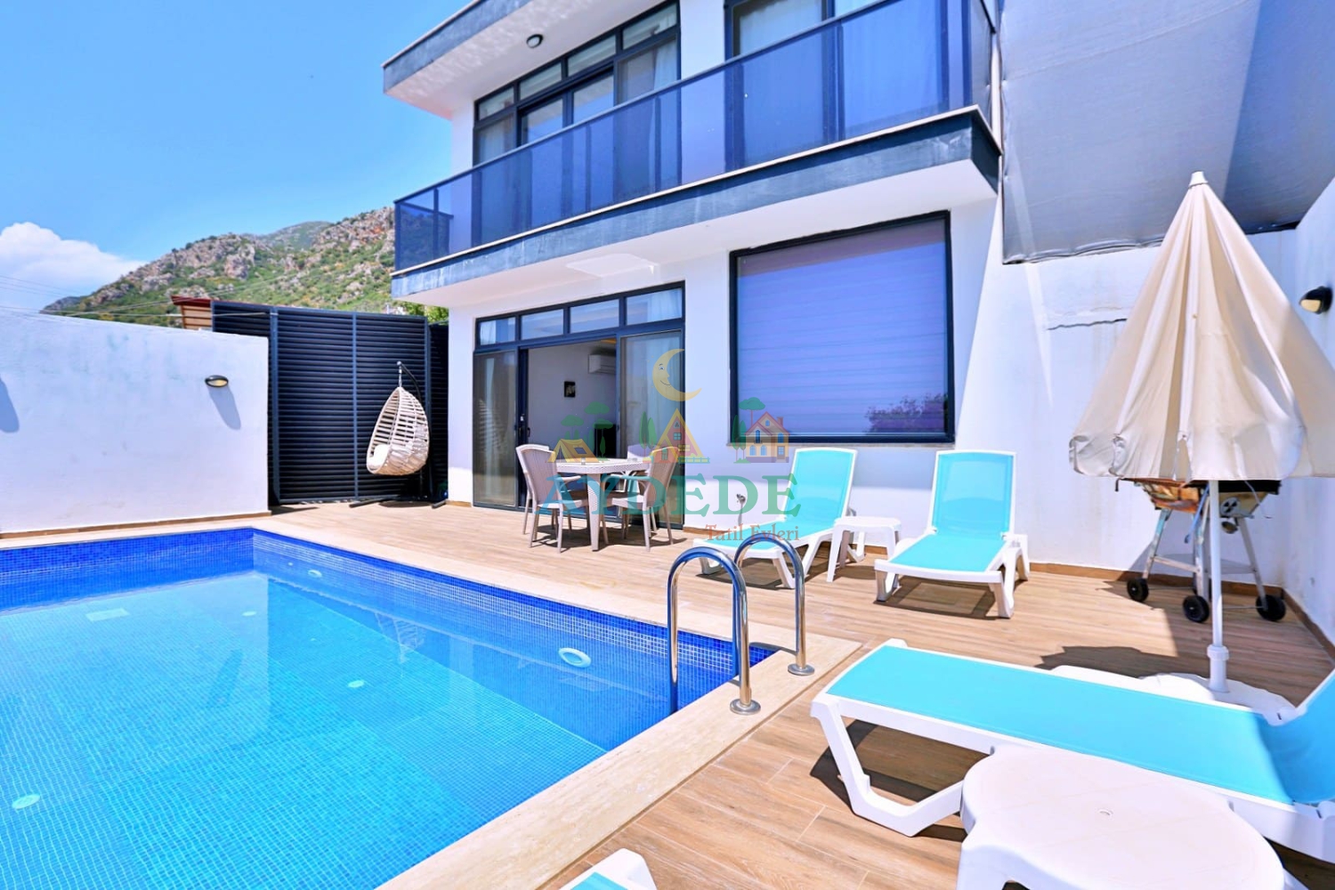 Villa Mila’nın korunaklı özel yüzme havuzu ve modern mimarisi, Kalkan Kördere’de huzurlu ve konforlu bir villa tatili sunmaktadır.