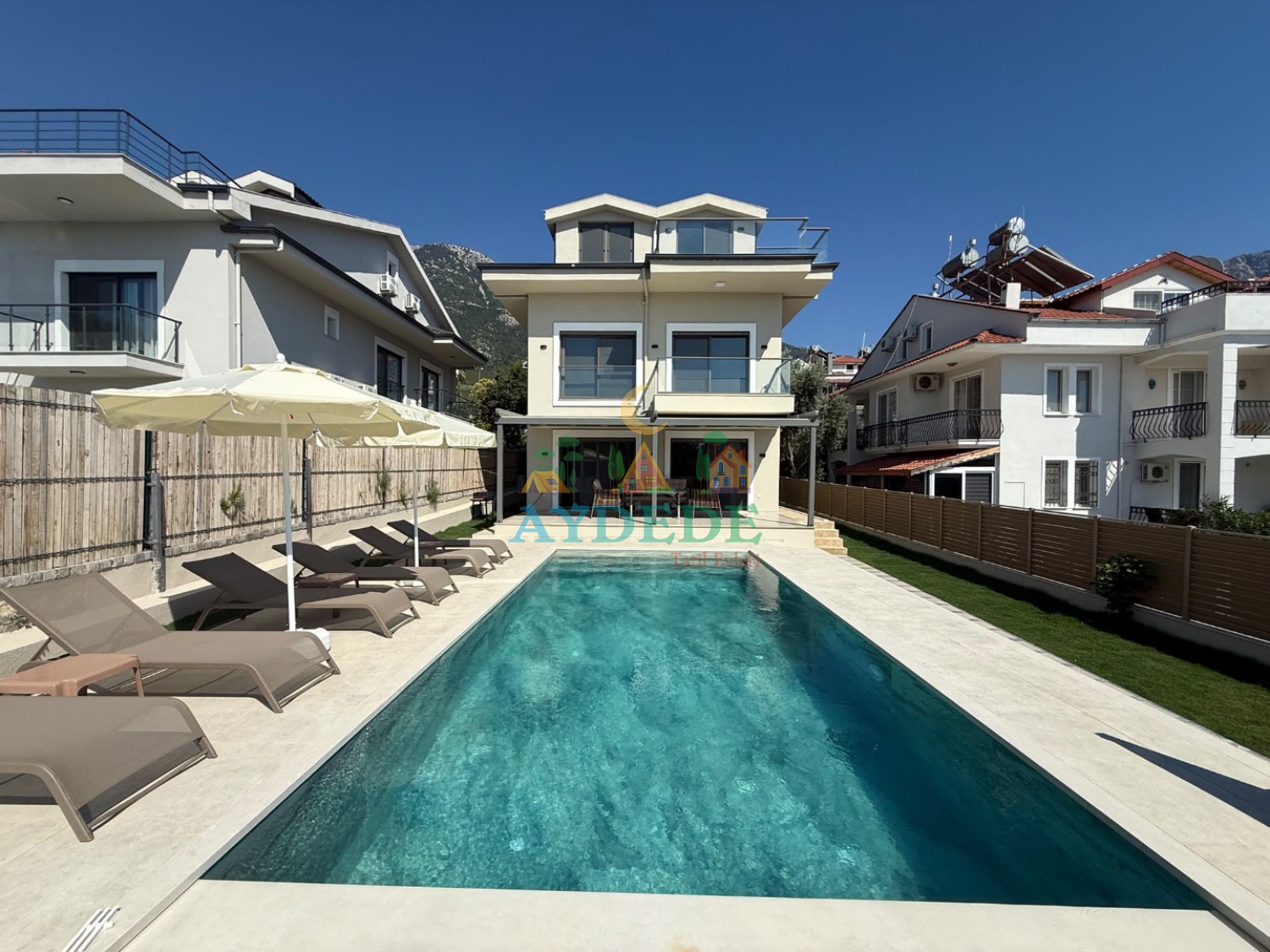 Villa Berker Luxury Duo'nun Fethiye Ovacık'ta yer alan özel yüzme havuzu ve modern mimariye sahip lüks villa dış görünümü.