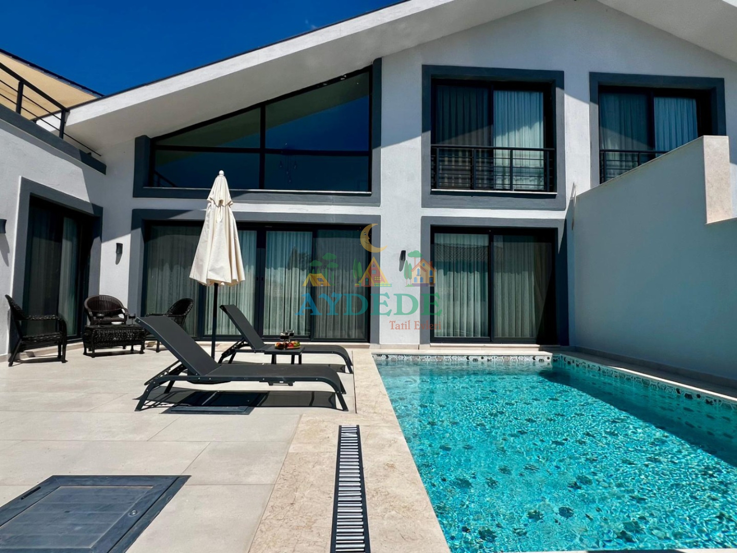 Villa Kresivaya Duo 1'in Fethiye Faralya'da yer alan özel yüzme havuzu, modern mimarisi ve lüks dış cephesi.