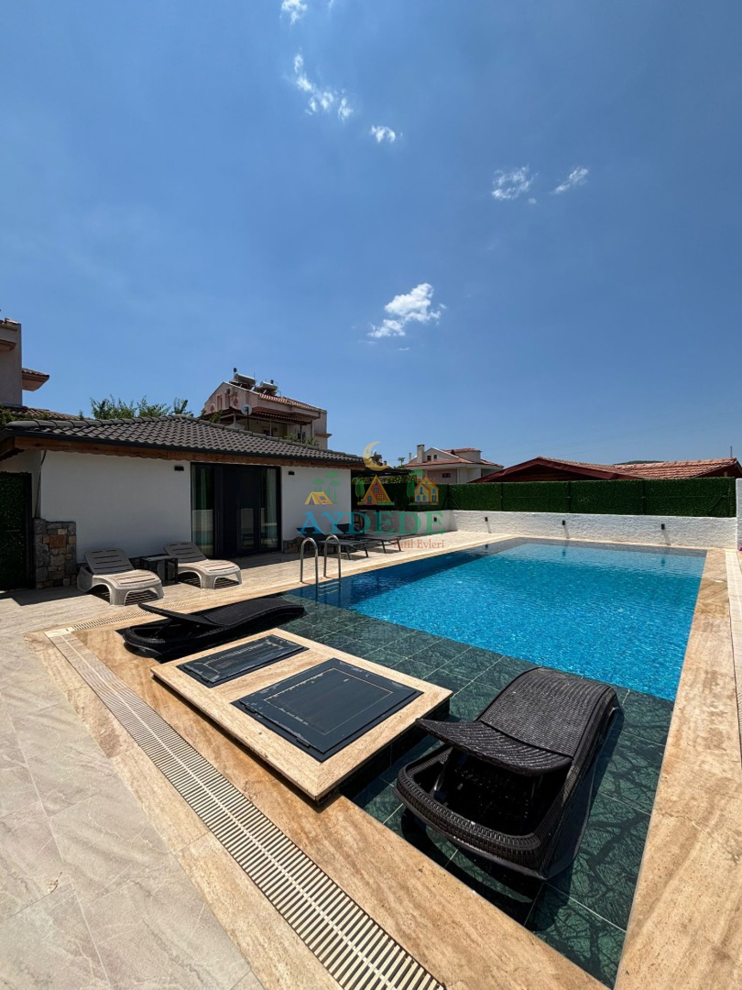 Royal Bungalov Duo Fethiye Ovacık'ta özel yüzme havuzu, güneşlenme alanı ve modern mimarisiyle huzurlu bir tatil sunmaktadır.
