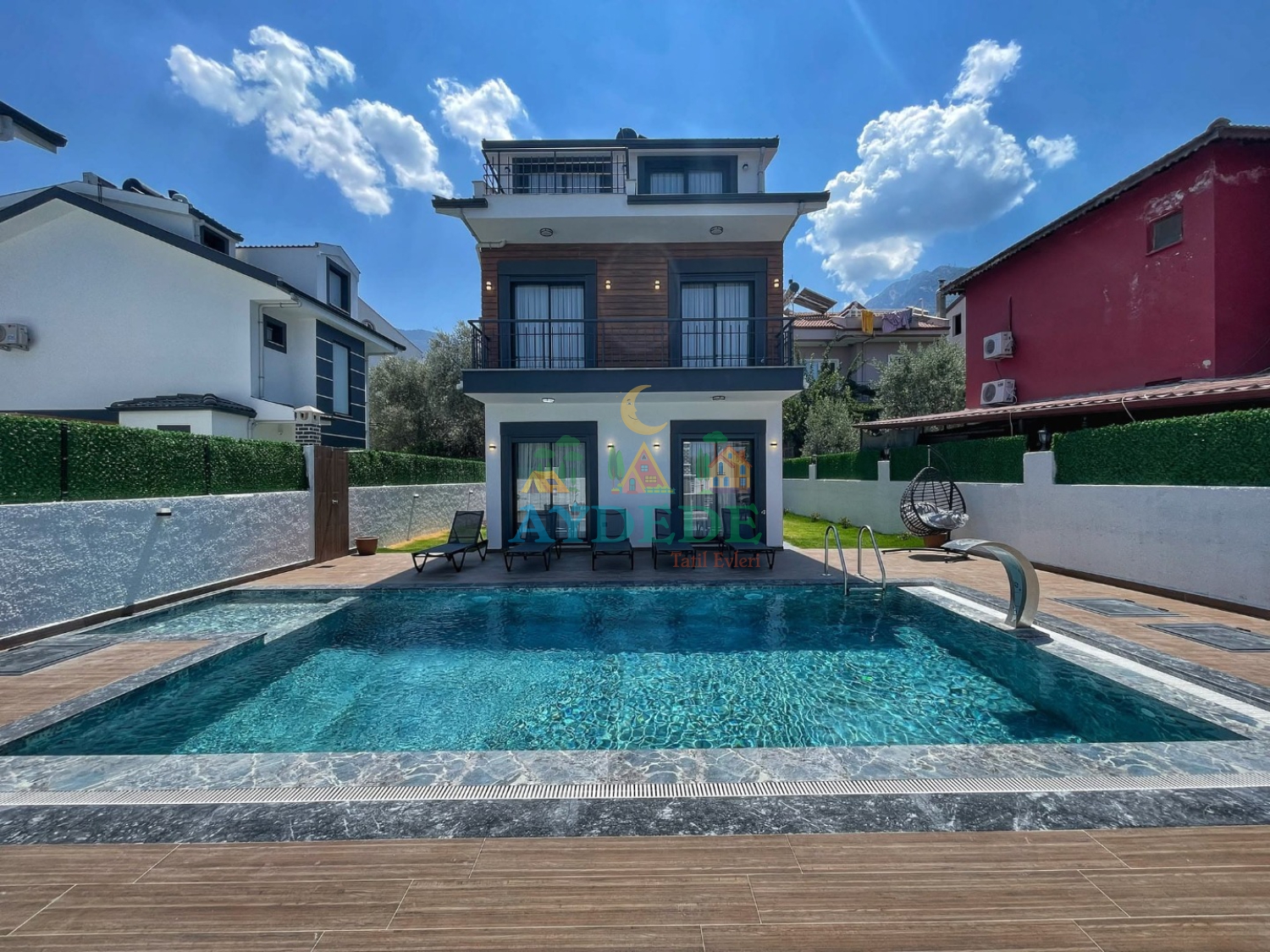 Fethiye Hisarönü'nde Villa Verona 3'ün özel yüzme havuzu ve çocuk havuzu