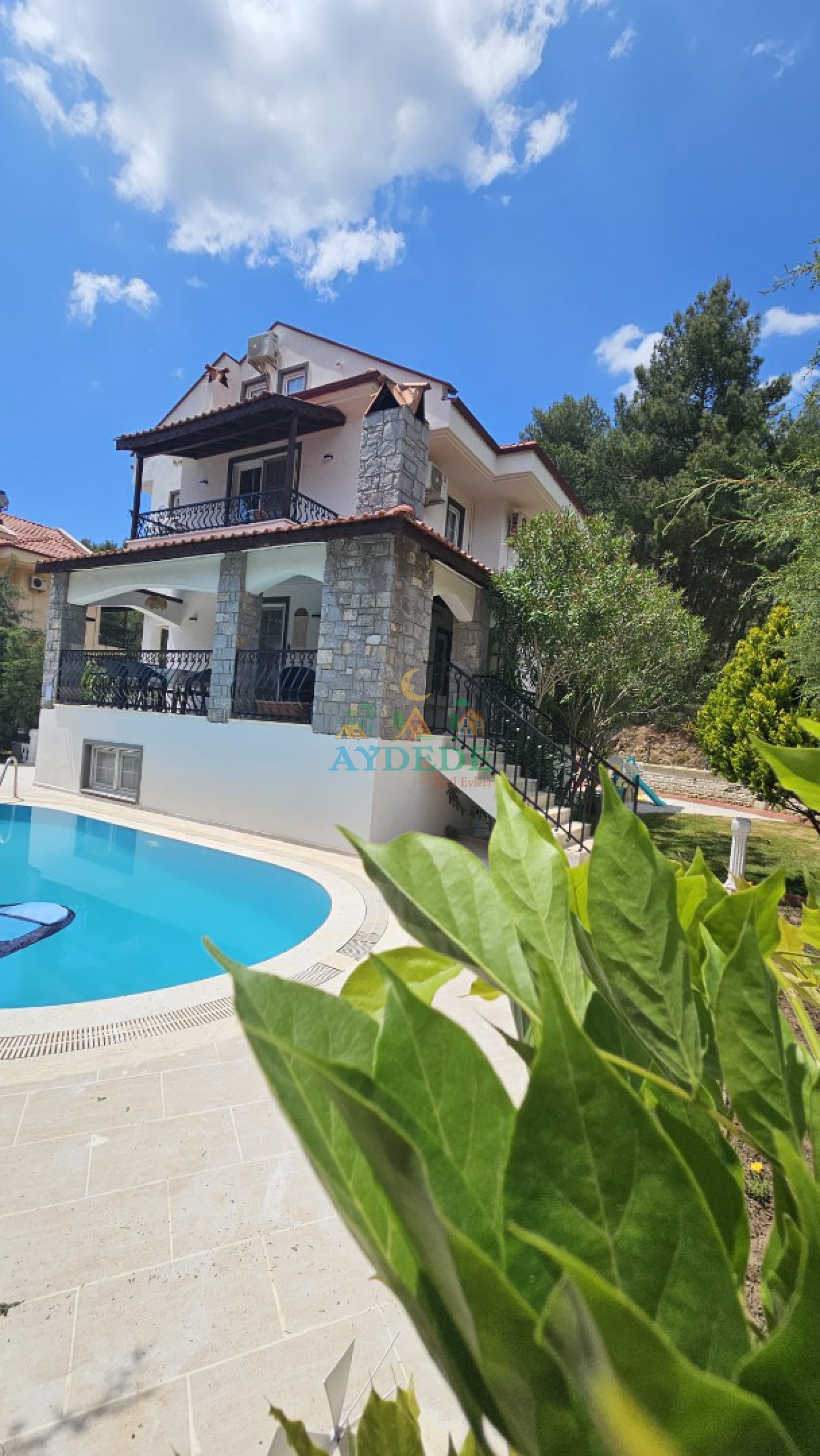 Villa Lime'nin Fethiye Hisarönü'ndeki geniş özel yüzme havuzu ve doğa içerisindeki konumu, kalabalık aileler için huzurlu bir tatil sunmaktadır.