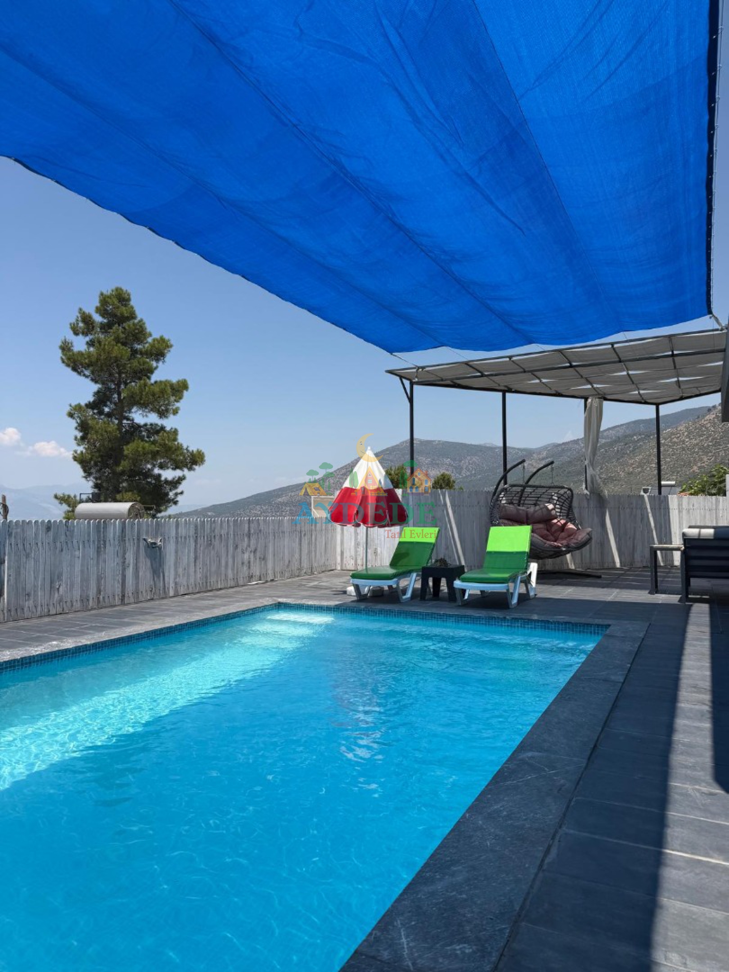 Villa Loli'nin Kalkan Üzümlü'de bulunan özel yüzme havuzu ve doğa manzaralı muhafazakar bahçesi.