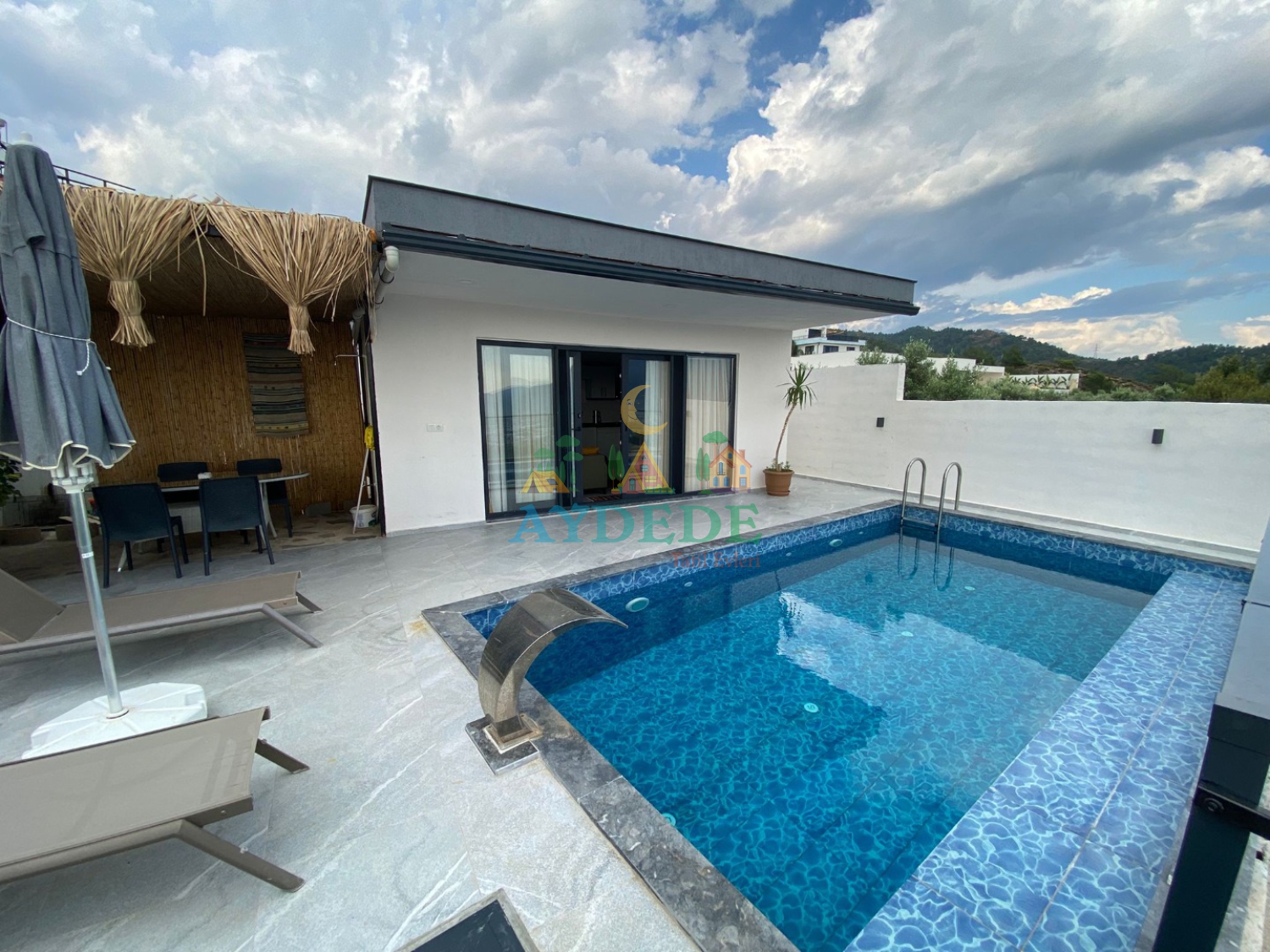 Villa Pınar Fethiye Eldirek'te korunaklı özel yüzme havuzu ve modern bungalov mimarisiyle huzurlu tatil imkânı sunuyor.