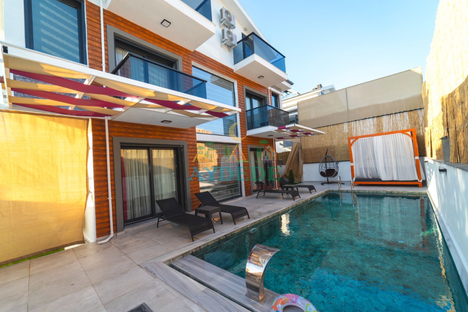 Villa Serena'nın Fethiye'deki özel yüzme havuzu ve modern bahçe alanından genel görünüm.